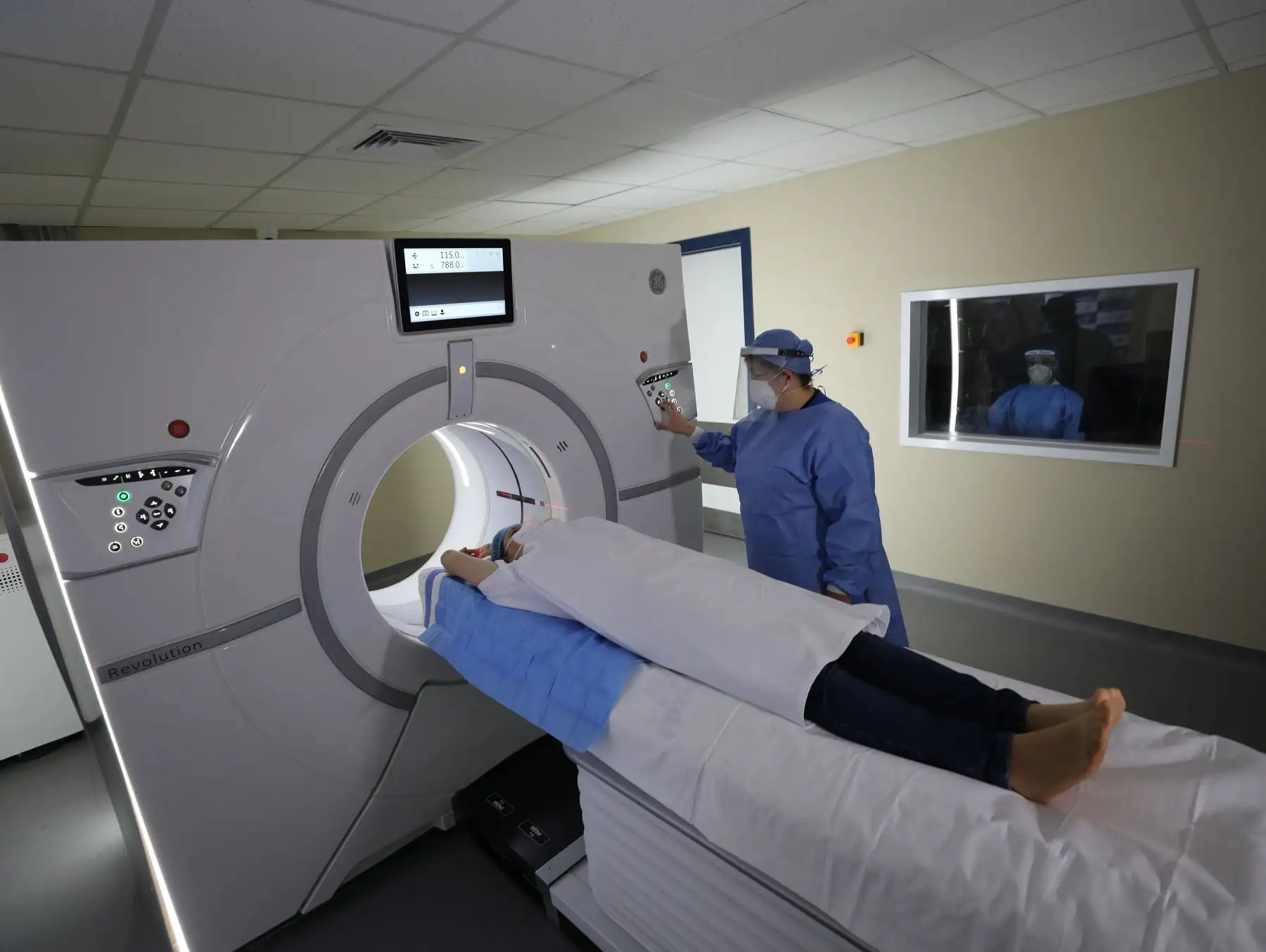 Essalud presentó tomografo de 256 cortes que permitirá dar diagnósticos de alta precisión, este equipo de alta gama fue instalado en el servicio de Tomografía y Resonancia Magnética del hospital Rebagliati.Foto:ANDINA Essalud Essalud presentó tomografo de 256 cortes que permitirá dar diagnósticos de alta precisión, este equipo de alta gama fue instalado en el servicio de Tomografía y Resonancia Magnética del hospital Rebagliati.Foto:ANDINA Essalud