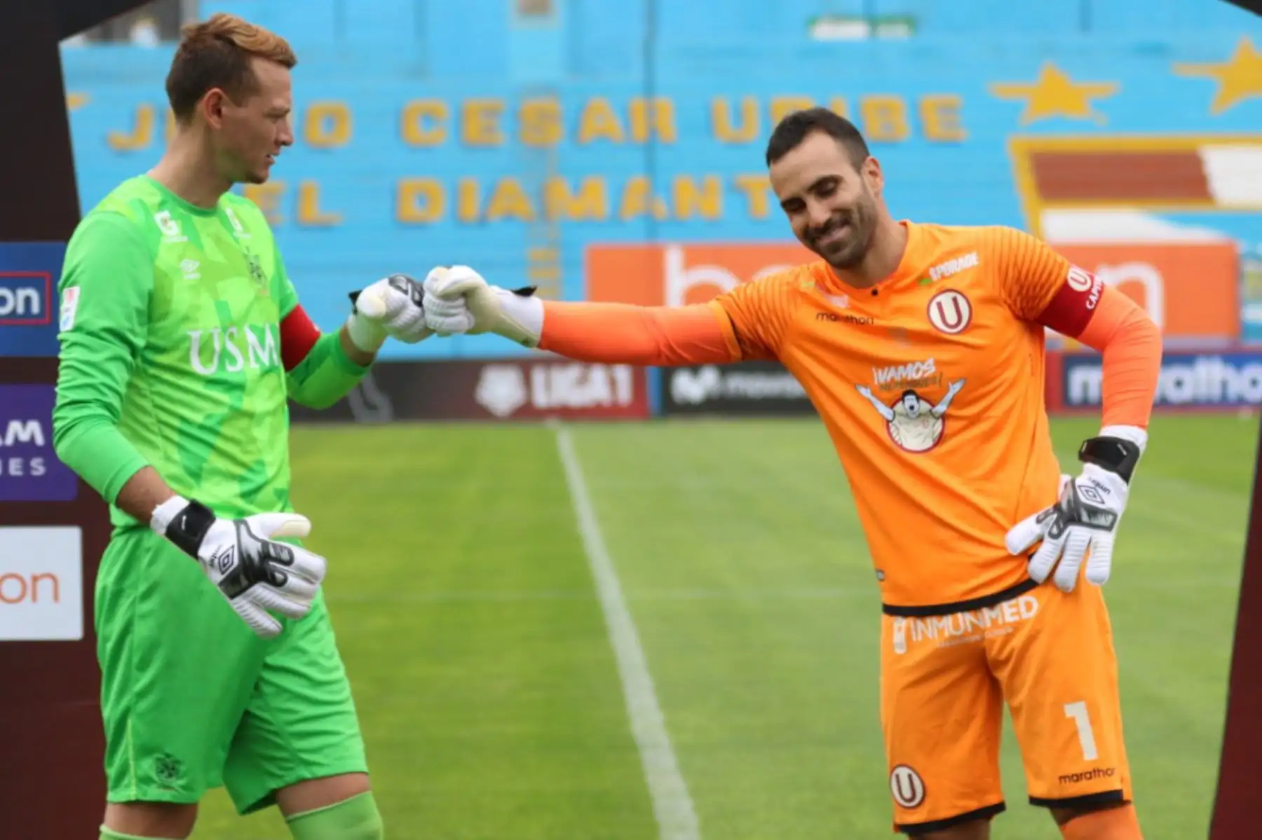 El capitán de Universitario, J. Carvallo y Diego Penny de la San Martín se saludan antes del inicio del encuentro entre ambas escuadras por la fecha 8 de la Liga 1 del torneo Apertura 2020 en el estadio Alberto Gallardo.

Foto: @LigaFutProfdel
