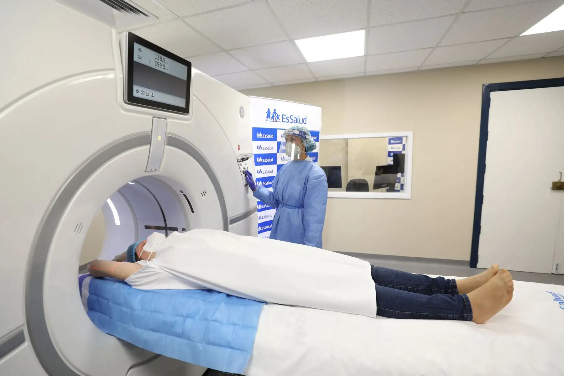 Essalud presentó tomografo de 256 cortes que permitirá dar diagnósticos de alta precisión, este equipo de alta gama fue instalado en el servicio de Tomografía y Resonancia Magnética del hospital Rebagliati.Foto:ANDINA Essalud Essalud presentó tomografo de 256 cortes que permitirá dar diagnósticos de alta precisión, este equipo de alta gama fue instalado en el servicio de Tomografía y Resonancia Magnética del hospital Rebagliati.Foto:ANDINA Essalud