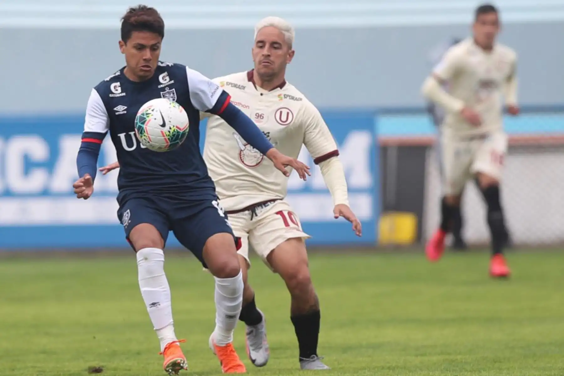 El futbolista de Universitario, Alejandro Hohberg y Jairo Concha de la San Martín disputan el balón durante el encuentro que sostienen ambas escuadras por la fecha 8 de la Liga 1 del torneo Apertura 2020 en el estadio Alberto Gallardo.

Foto: @LigaFutProfdel