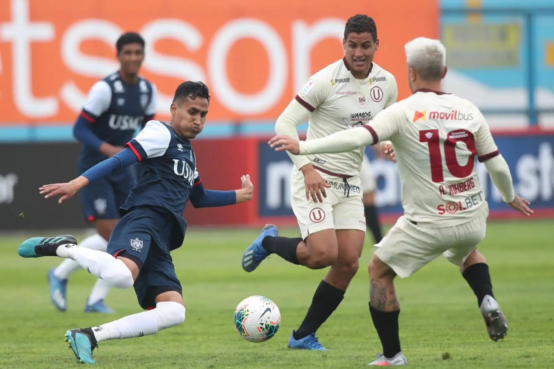 El futbolista de Universitario, Alejandro Hohberg y Saúl Salas de la San Martín disputan el balón durante el encuentro que sostienen ambas escuadras por la fecha 8 de la Liga 1 del torneo Apertura 2020 en el estadio Alberto Gallardo.

Foto: @LigaFutProfdel