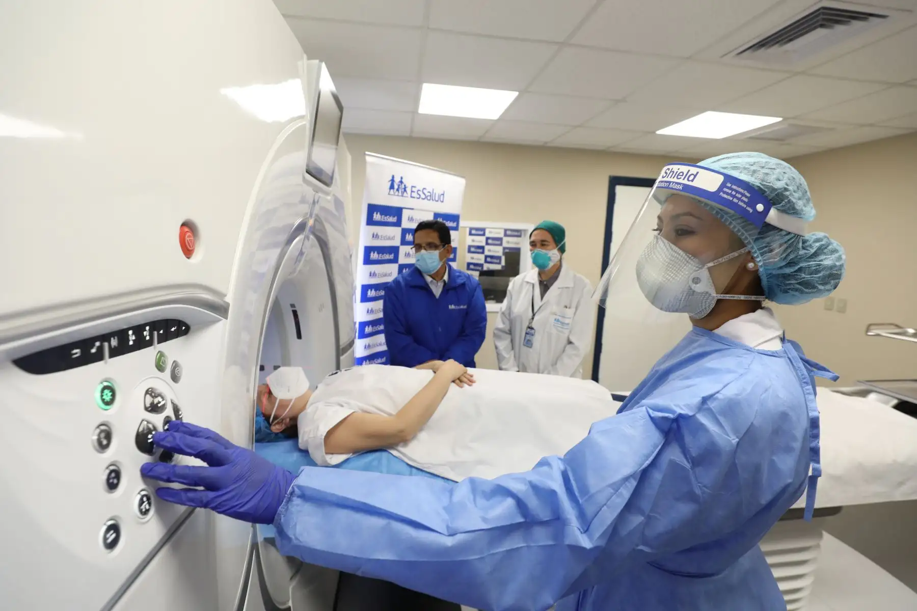 Essalud presentó tomografo de 256 cortes que permitirá dar diagnósticos de alta precisión, este equipo de alta gama fue instalado en el servicio de Tomografía y Resonancia Magnética del hospital Rebagliati.Foto:ANDINA Essalud Essalud presentó tomografo de 256 cortes que permitirá dar diagnósticos de alta precisión, este equipo de alta gama fue instalado en el servicio de Tomografía y Resonancia Magnética del hospital Rebagliati.Foto:ANDINA Essalud