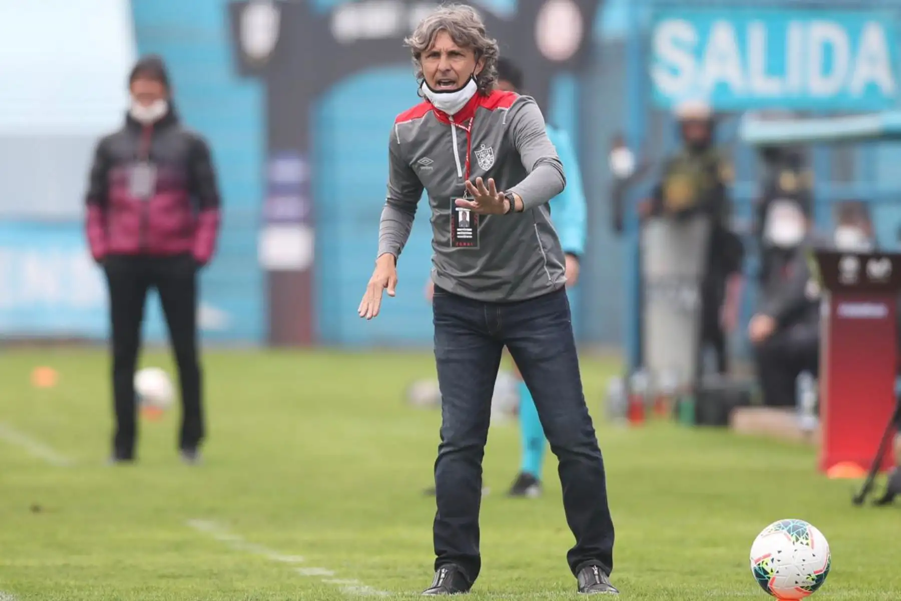 Héctor Bidoglio, DT de la San Martín da indicaciones a sus dirigidos durante el encuentro que disputan ante Universitario por la fecha 8 de la Liga 1 del torneo Apertura 2020 en el estadio Alberto Gallardo.

Foto: @LigaFutProfdel