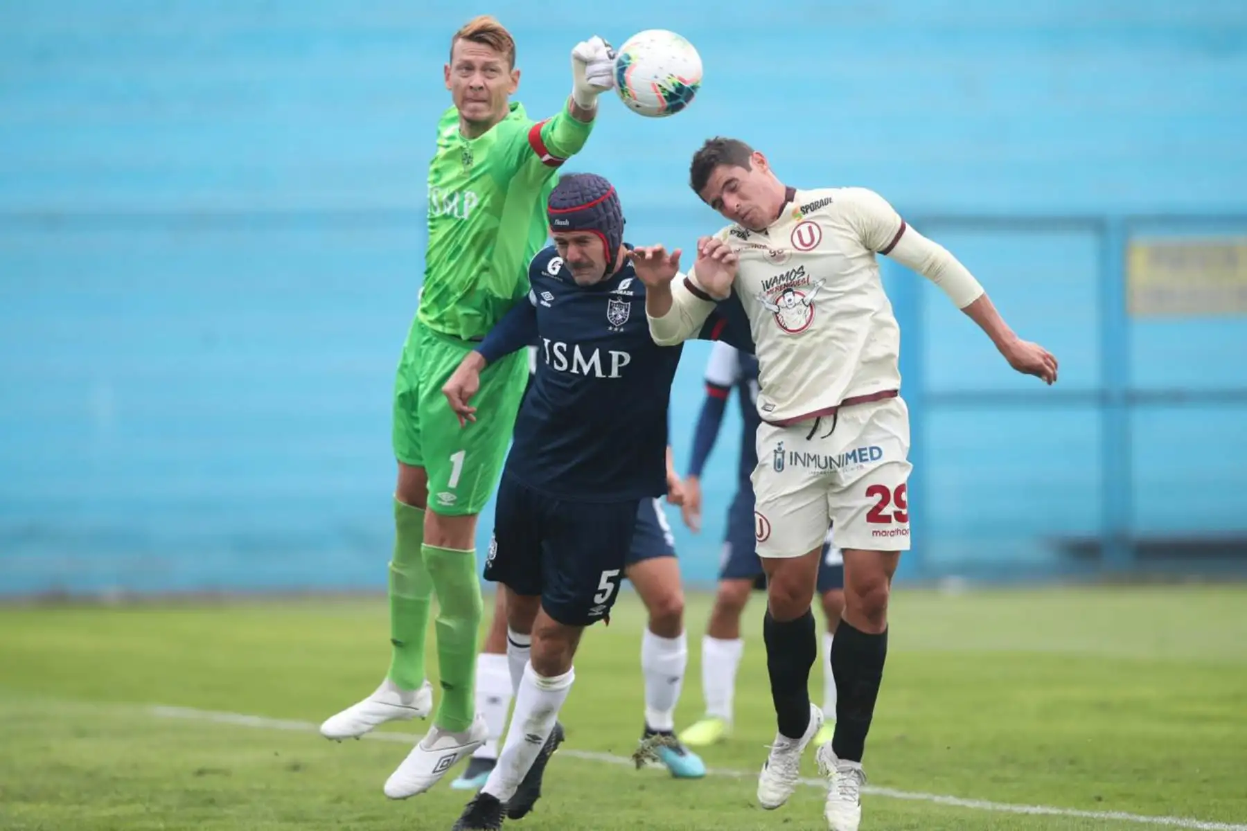 Diego Penny y J. Guivin de la San Martín, defienden su arco ante el ataque de Aldo Corzo de Universitario durante el encuentro que sostienen ambas escuadras por la fecha 8 de la Liga 1 del torneo Apertura 2020 en el estadio Alberto Gallardo.

Foto: @LigaFutProfdel