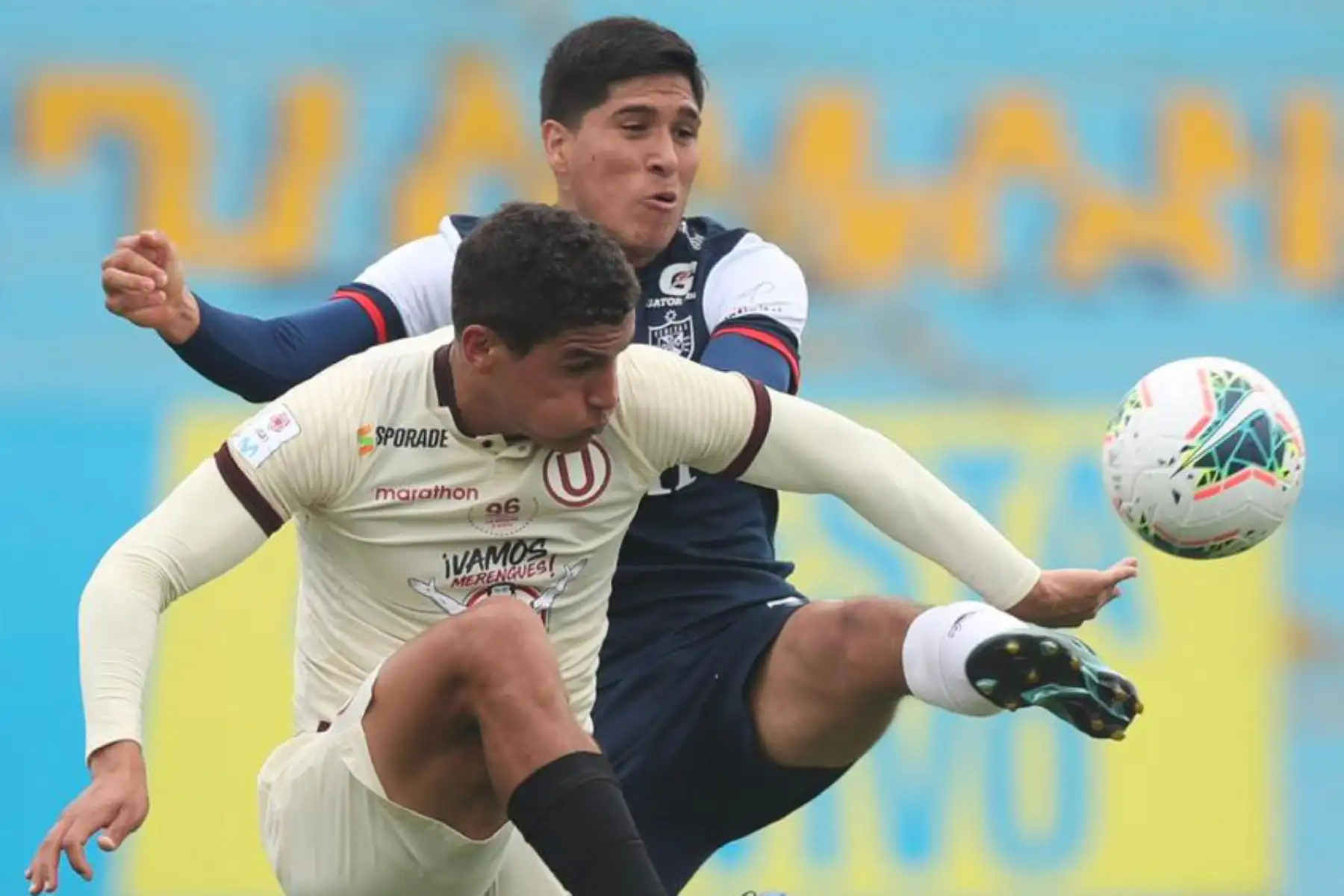 El futbolista de Universitario,I. Santillán y J. Luján de la San Martín disputan el balón durante el encuentro que sostienen ambas escuadras por la fecha 8 de la Liga 1 del torneo Apertura 2020 en el estadio Alberto Gallardo.

Foto: @LigaFutProfdel