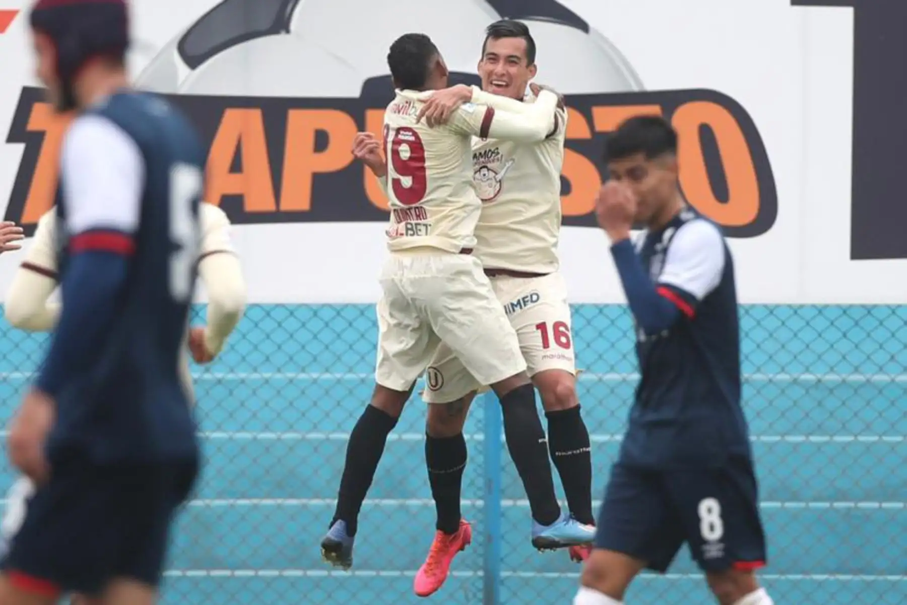 El futbolista de Universitario, Iván Santillán celebra con sus compañeros luego de anotar el segundo gol de su equipo ante la San Martín durante el encuentro que sostienen ambas escuadras por la fecha 8 de la Liga 1 del torneo Apertura 2020 en el estadio Alberto Gallardo.

Foto: @LigaFutProfdel