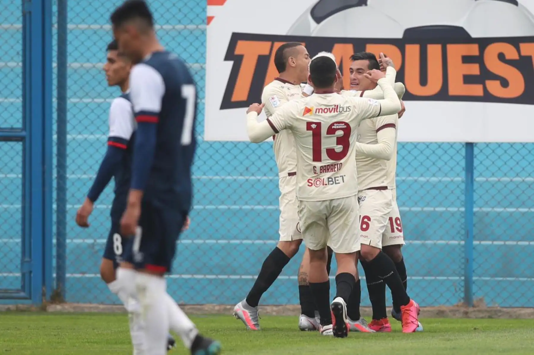 El futbolista de Universitario, Iván Santillán celebra con sus compañeros luego de anotar el segundo gol de su equipo ante la San Martín durante el encuentro que sostienen ambas escuadras por la fecha 8 de la Liga 1 del torneo Apertura 2020 en el estadio Alberto Gallardo.

Foto: @LigaFutProfdel
