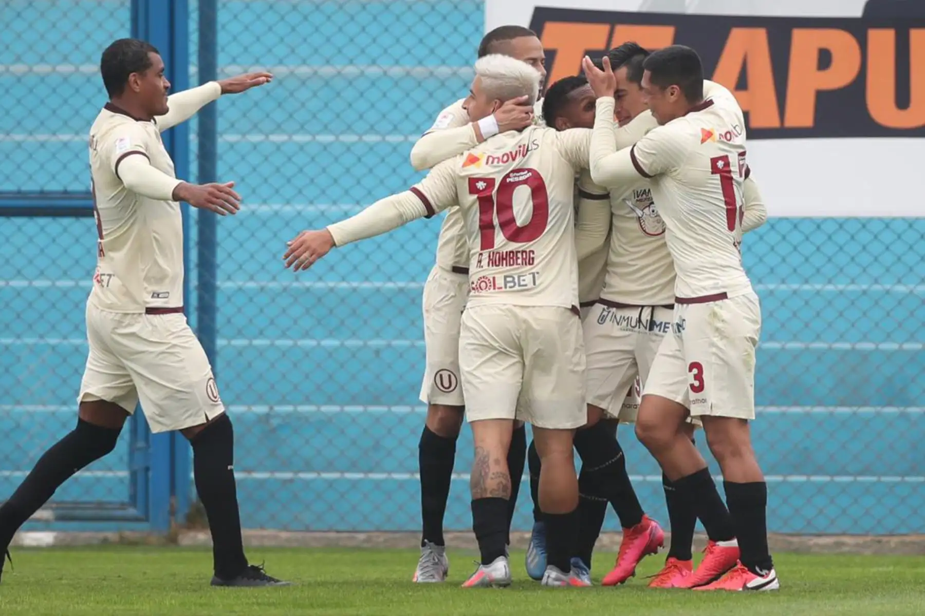 El futbolista de Universitario, Iván Santillán celebra con sus compañeros luego de anotar el segundo gol de su equipo ante la San Martín durante el encuentro que sostienen ambas escuadras por la fecha 8 de la Liga 1 del torneo Apertura 2020 en el estadio Alberto Gallardo.

Foto: @LigaFutProfdel