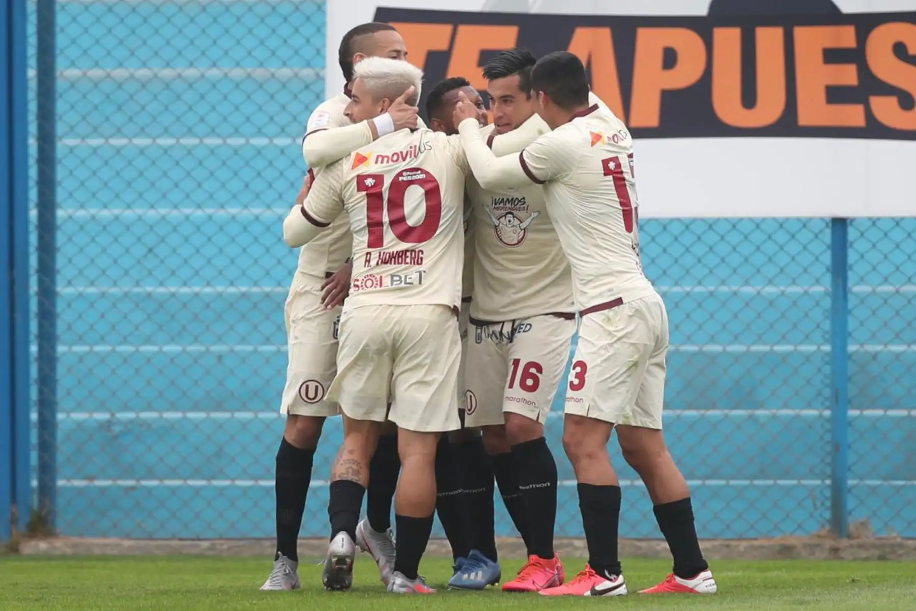 El futbolista de Universitario, Iván Santillán celebra con sus compañeros luego de anotar el segundo gol de su equipo ante la San Martín durante el encuentro que sostienen ambas escuadras por la fecha 8 de la Liga 1 del torneo Apertura 2020 en el estadio Alberto Gallardo.

Foto: @LigaFutProfdel
