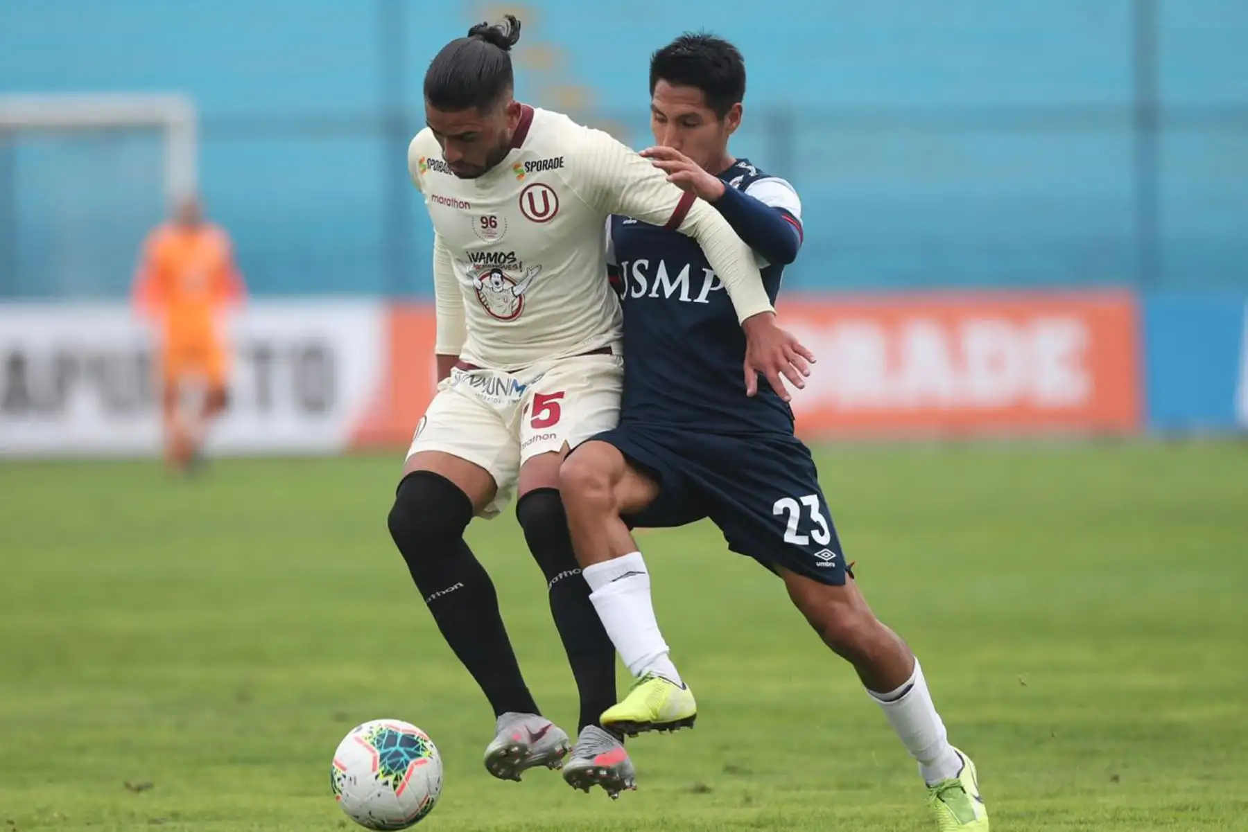El futbolista de Universitario, Johathan Dos Santos y S. Salas de la San Martín disputan el balón durante el encuentro que sostienen ambas escuadras por la fecha 8 de la Liga 1 del torneo Apertura 2020 en el estadio Alberto Gallardo.

Foto: @LigaFutProfdel