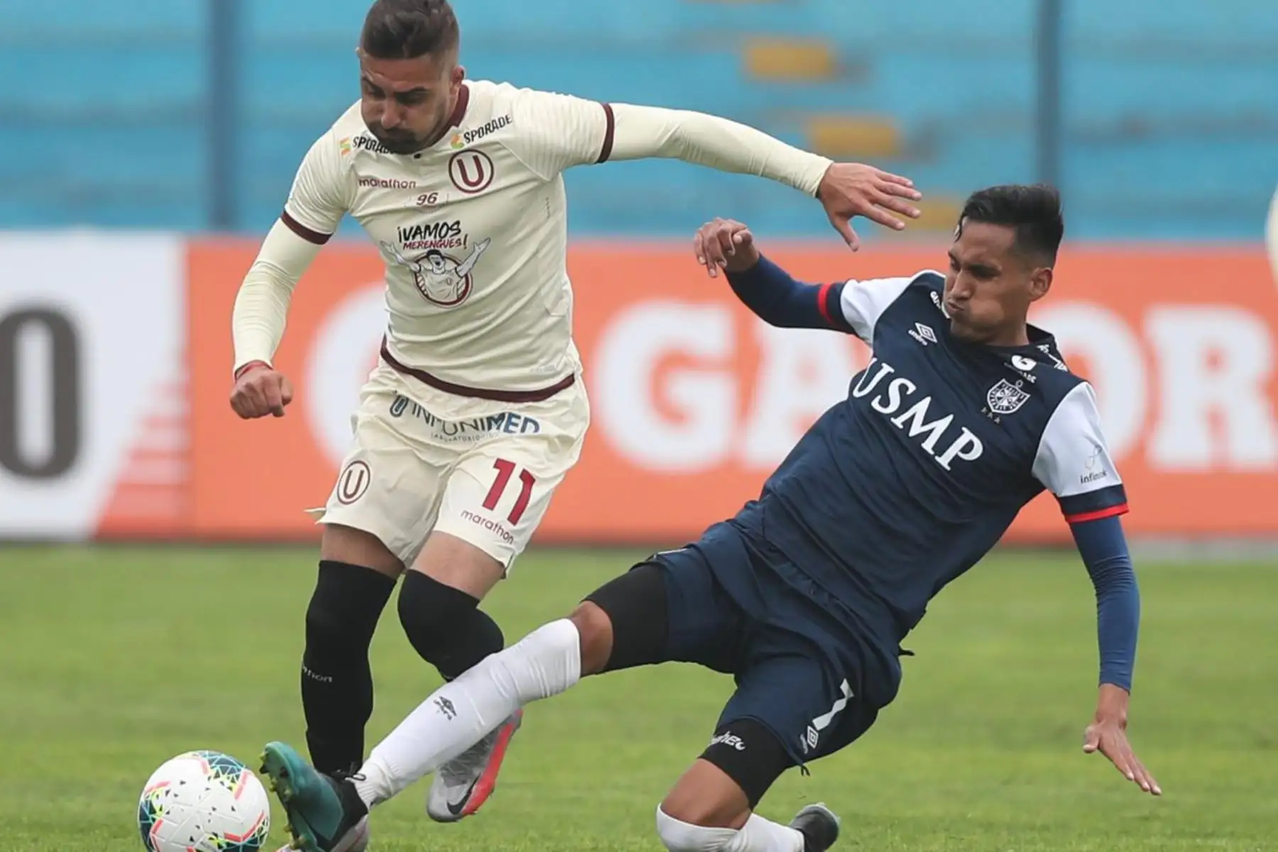 El futbolista de Universitario, L- Urruti y J. Vega de la San Martín disputan el balón durante el encuentro que sostienen ambas escuadras por la fecha 8 de la Liga 1 del torneo Apertura 2020 en el estadio Alberto Gallardo.

Foto: @LigaFutProfdel