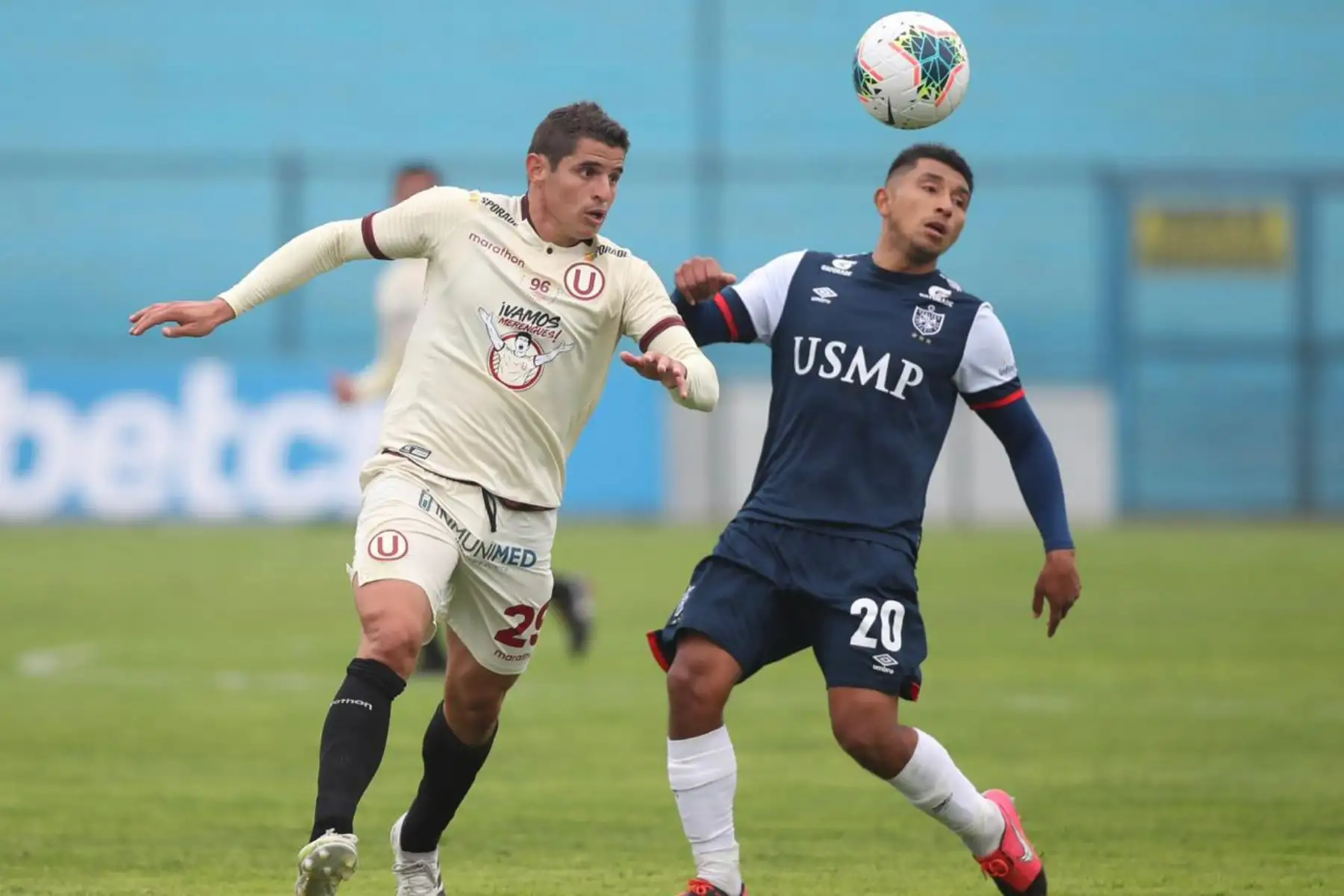 El futbolista de Universitario, Aldo Corzo e Y.  Oliva de la San Martín disputan el balón durante el encuentro que sostienen ambas escuadras por la fecha 8 de la Liga 1 del torneo Apertura 2020 en el estadio Alberto Gallardo.

Foto: @LigaFutProfdel