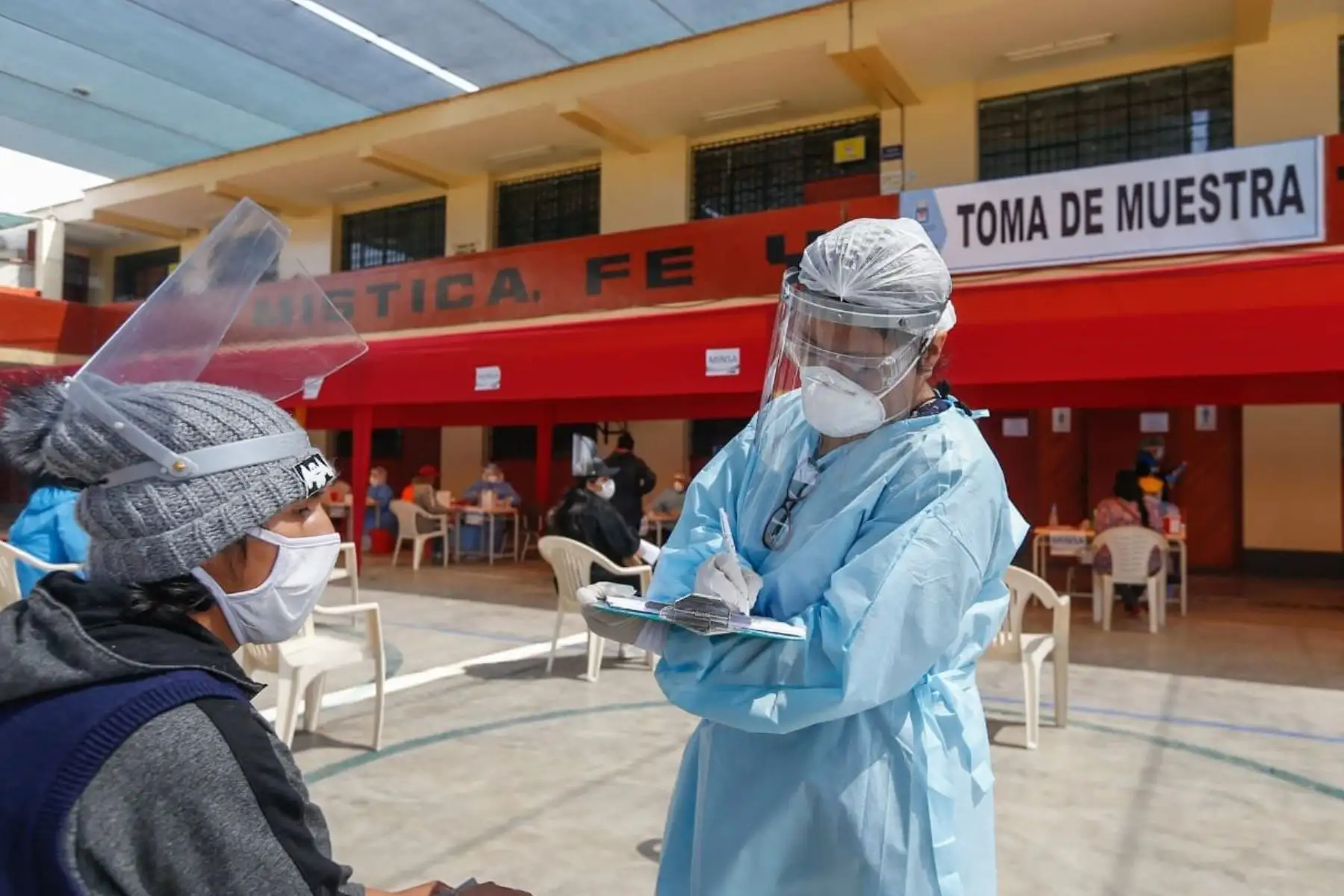 Ministerio de Salud  brinda servicio de diagnóstico y tratamiento oportuno de covid-19 a través de  la Operación Tayta realizada en el distrito de Pocollay en Tacna, como parte de un esfuerzo articulado del Minsa, la Diresa Tacna, la Policía Nacional y las FF.AA.
Foto: Minsa