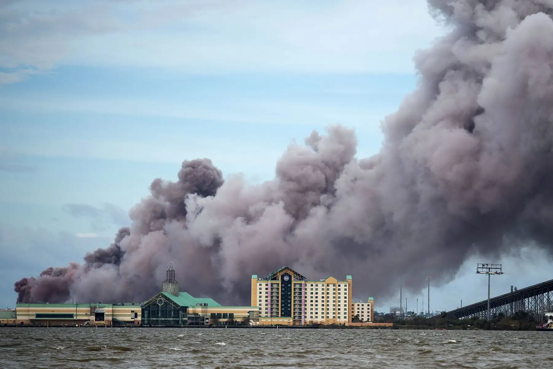 El humo sale de una planta química en llamas después del paso del huracán Laura en Lake Charles, Luisiana. El monstruoso huracán de categoría 4 provocó advertencias de marejadas oceánicas "insuperables" y órdenes de evacuación para cientos de miles de residentes de la Costa del Golfo. Foto: AFP