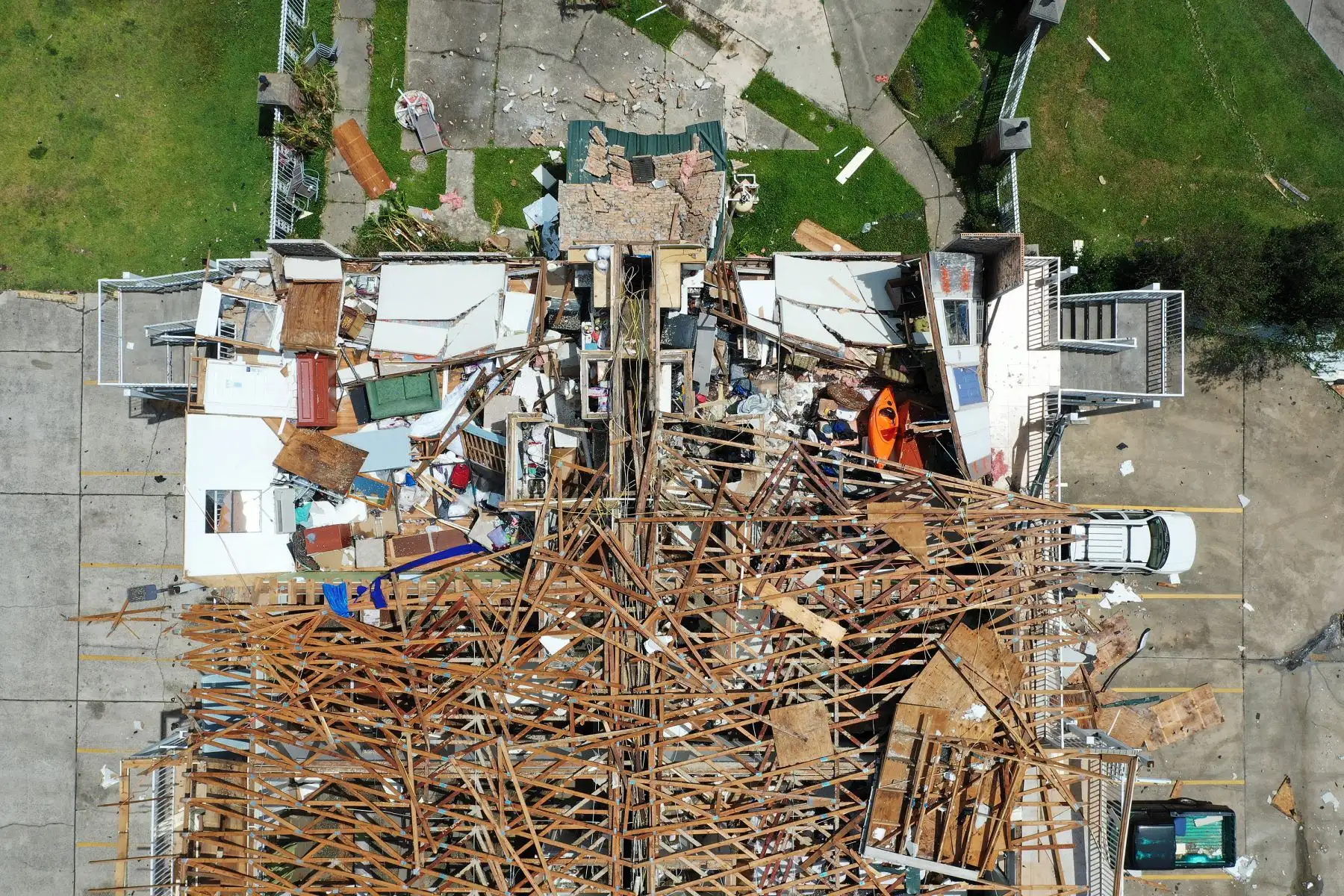 Una vista aerea desde un dron muestra un hotel  después de que el huracán Laura pasara por el área en Lake Charles, Louisiana. El huracán azotó con fuertes Vientos causando grandes daños a la ciudad. 
Foto: AFP