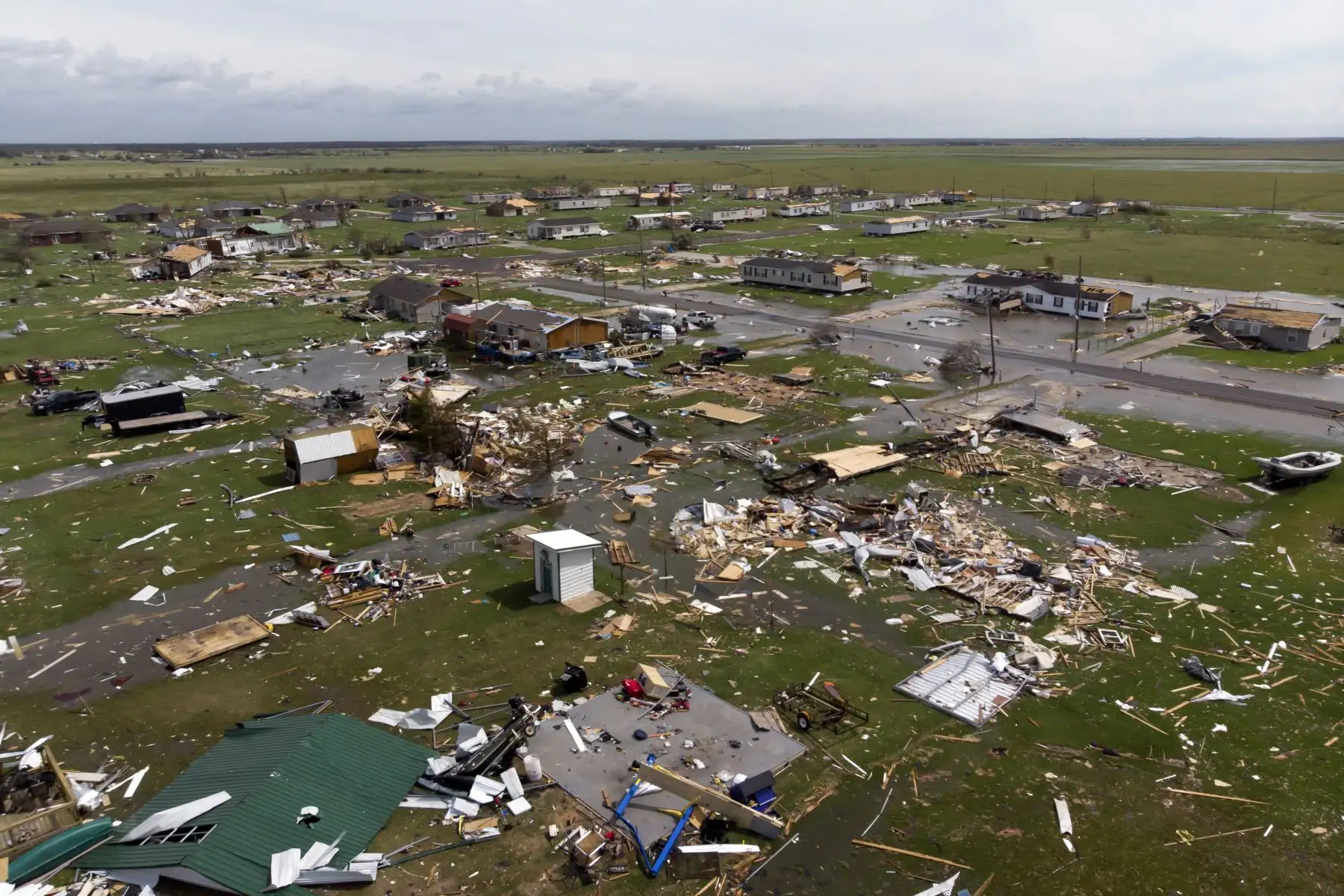 Esta vista aérea muestra los daños en un vecindario por el huracán Laura en las afueras de Lake Charles, Louisiana.
Foto: AFP