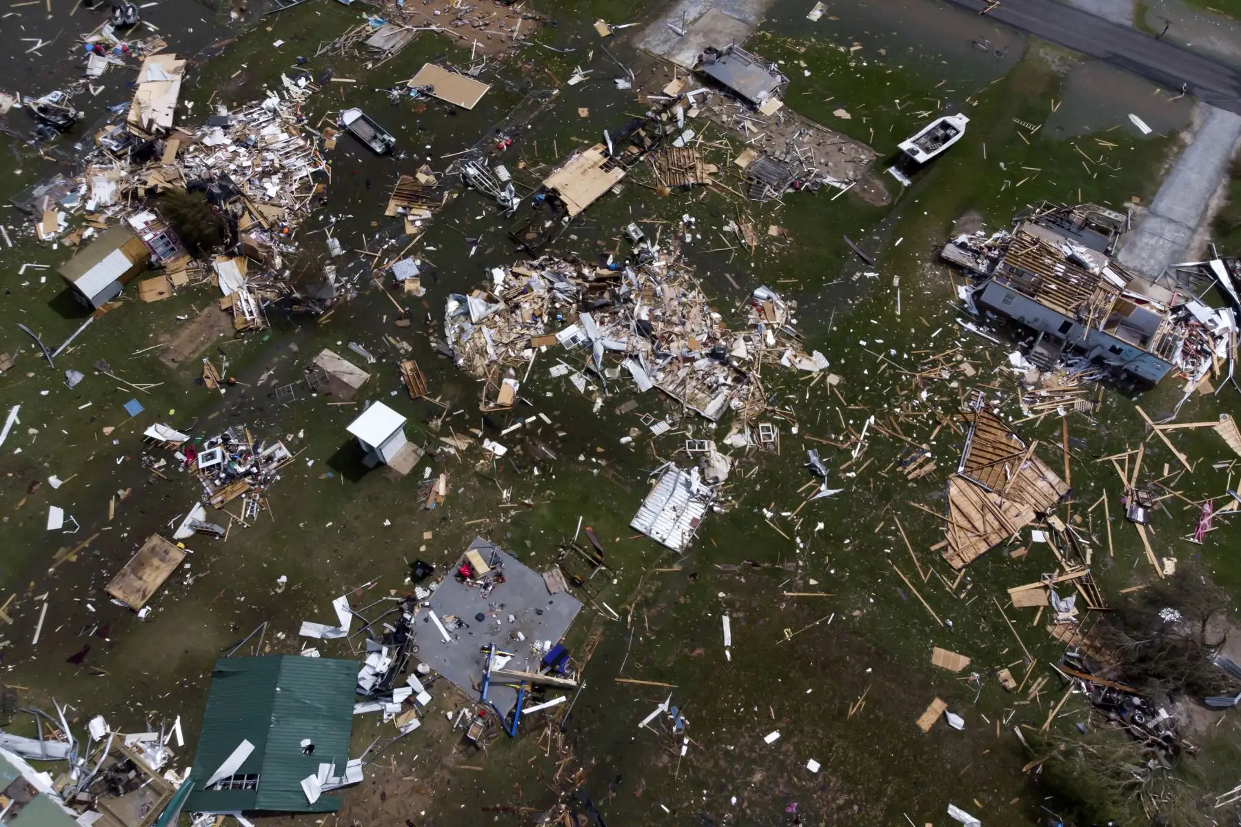 Esta vista aerea muestra los daños en un vecindario por el huracán Laura en las afueras de Lake Charles, Louisiana.
Foto: AFP