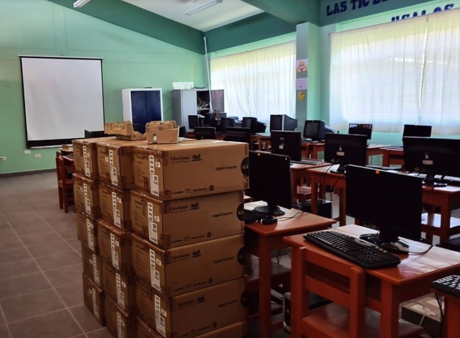 El Ministerio de Educación entregó computadoras y otros equipos informáticos a colegio emblemático San Juan de Chota, en Cajamarca , resaltó el congresista Walter Benavides. ANDINA/Difusión