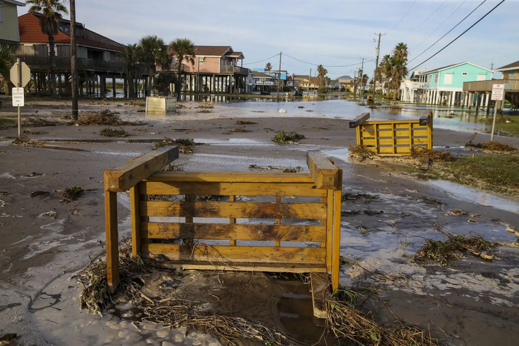 Los escombros del huracán Laura yacen en las calles de Jamaica Beach, Galveston, Texas. Las órdenes de evacuación obligatorias se levantaron después de que la tormenta pasó por el área. 
Foto: AFP
