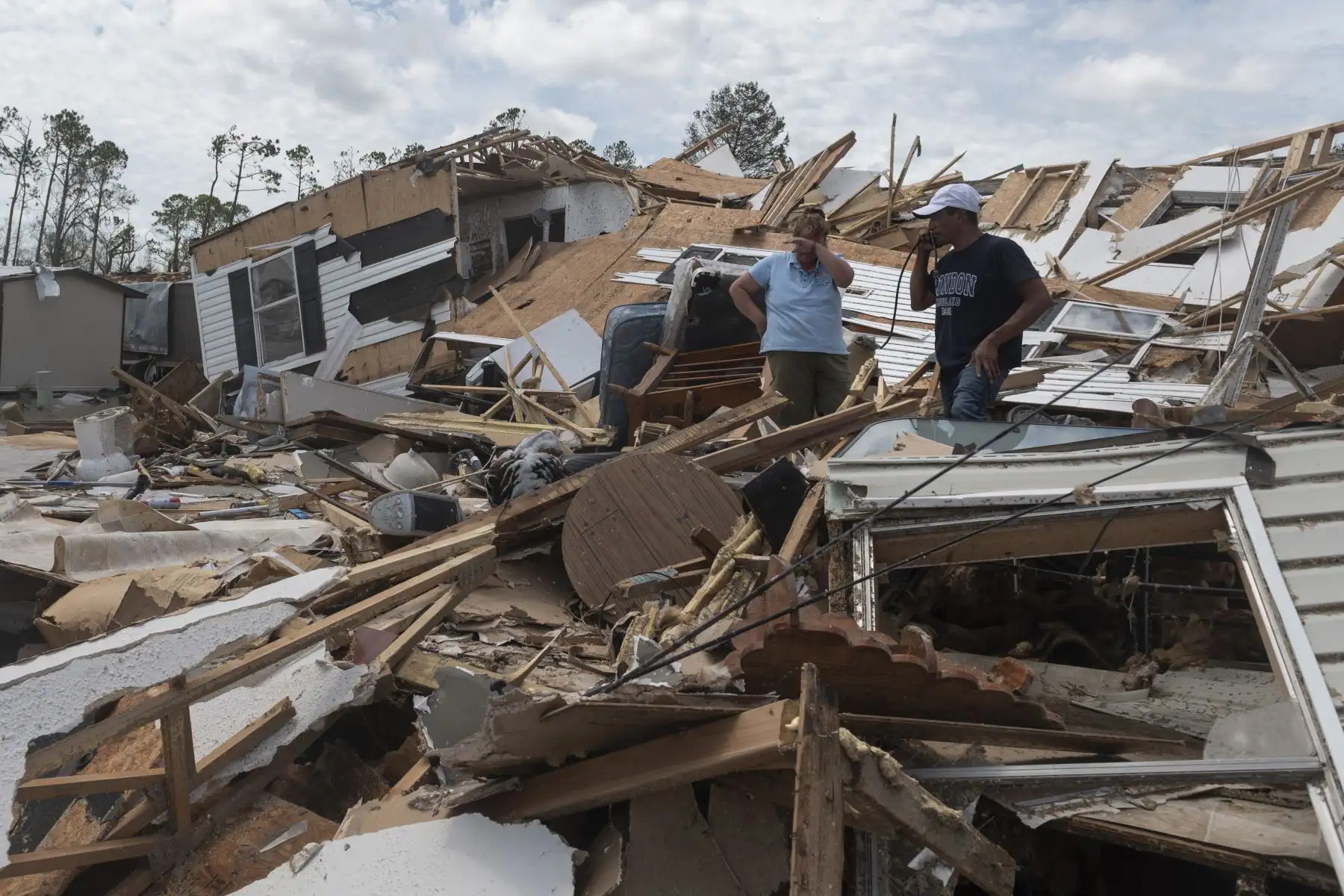 Una pareja reacciona mientras atraviesan su casa móvil destruida tras el paso del huracán Laura en Lake Charles, Louisiana.
Foto: AFP