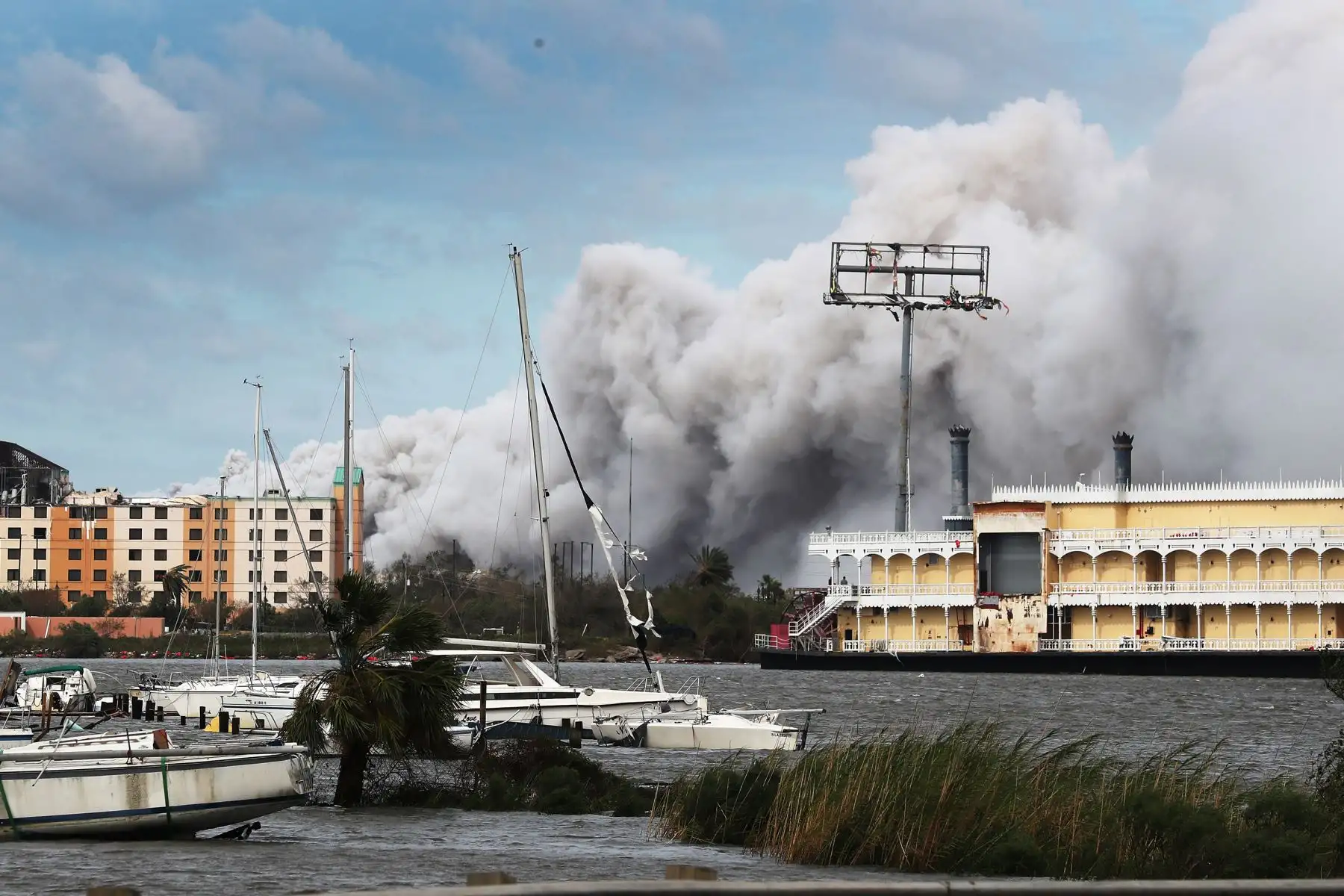 Incendio de una planta química después de que el huracán Laura pasó por el área  en Lake Charles, Louisiana. El huracán azotó con fuertes vientos causando grandes daños a la ciudad. 
Foto: AFP