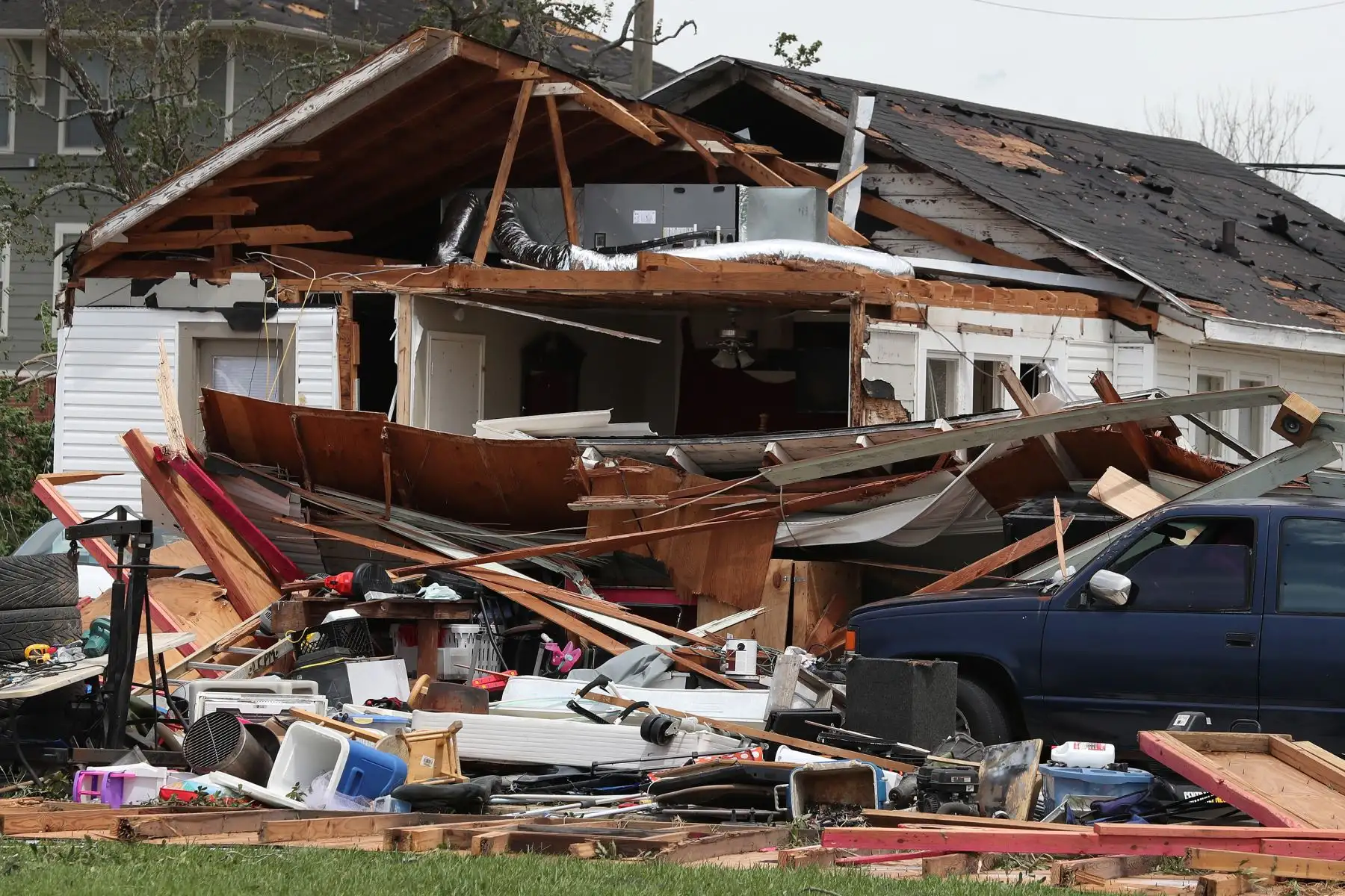 Se ve una casa dañada después de que el huracán Laura pasó por el área  en Lake Charles, Louisiana. El huracán azotó con fuertes vientos causando grandes daños a la ciudad. 
Foto: AFP