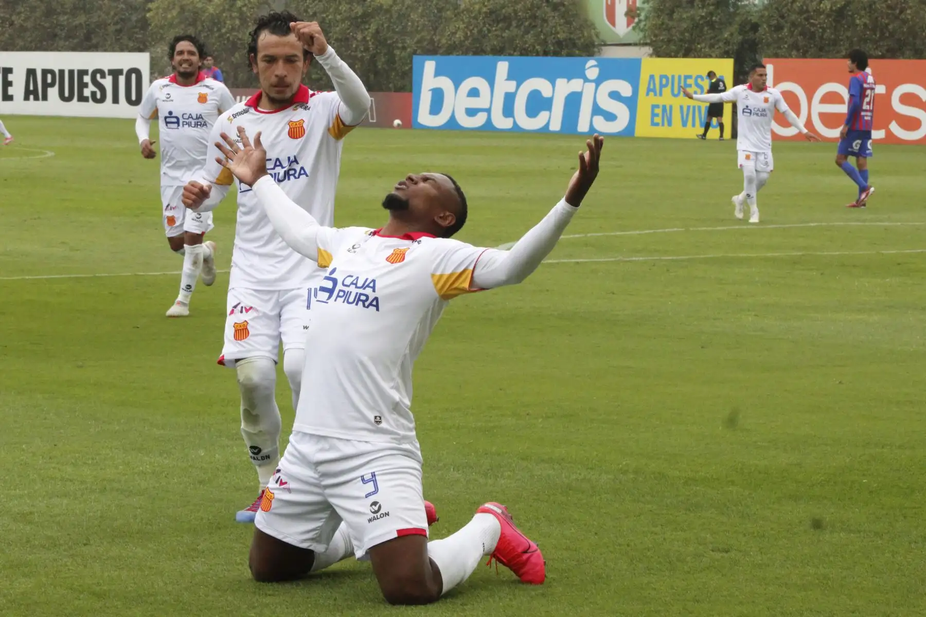 Jeferson Collazos, jugador del Atlético Grau celebra luego de anotar el gol del empate ante Alianza UDH tras el encuentro que sostuvieronn ambas escuadras por la fecha 8 de la Liga 1 del torneo Apertura 2020 en el estadio La Videna.

Foto: @LigaFutProfdel