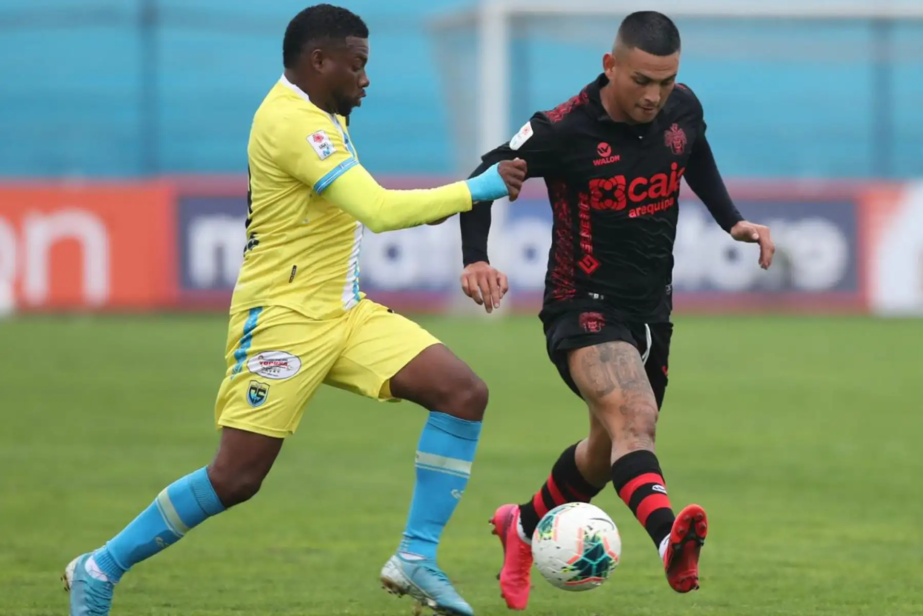 El futbolista de Melgar, E. Rabanal y Carlos Preciado de Carlos Stein disputan el balón durante el encuentro que sostienen ambas escuadras por la fecha 8 de la Liga 1 del torneo Apertura 2020 en el estadio Alberto Gallardo.

Foto: @LigaFutProfdel