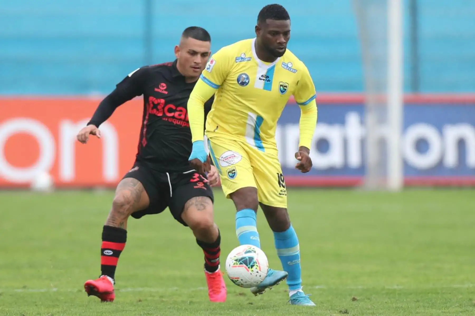 El futbolista de Melgar, E. Rabanal y Carlos Preciado de Carlos Stein disputan el balón durante el encuentro que sostienen ambas escuadras por la fecha 8 de la Liga 1 del torneo Apertura 2020 en el estadio Alberto Gallardo.

Foto: @LigaFutProfdel