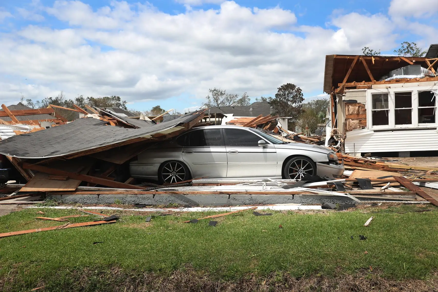 Se ve una casa dañada después de que el huracán Laura pasó por el área en Lake Charles, Louisiana. 
Foto: AFP