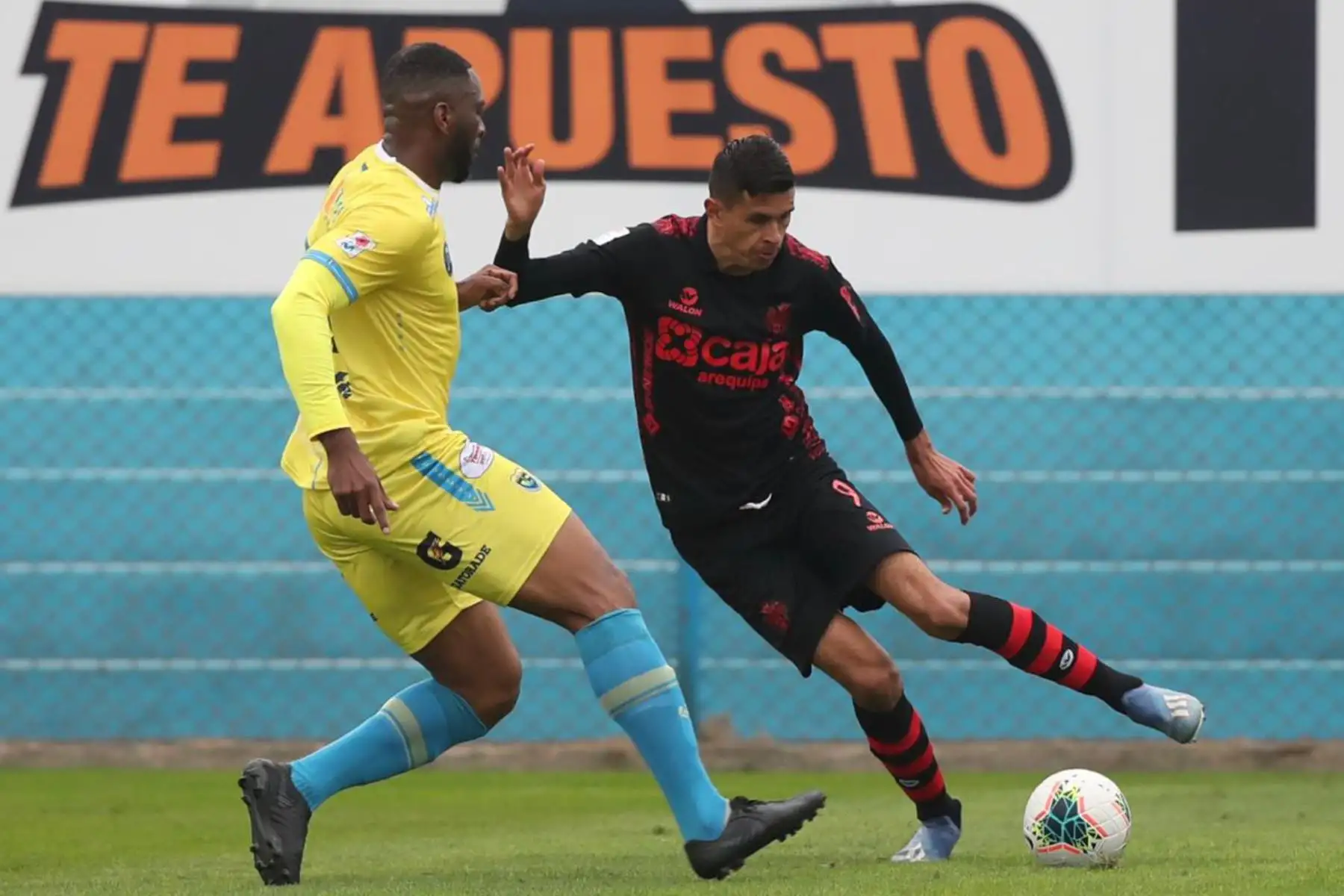 El futbolista de Melgar, O. Arce enfrenta a un defensor del Carlos Stein durante el encuentro que sostienen ambas escuadras por la fecha 8 de la Liga 1 del torneo Apertura 2020 en el estadio Alberto Gallardo.

Foto: @LigaFutProfdel