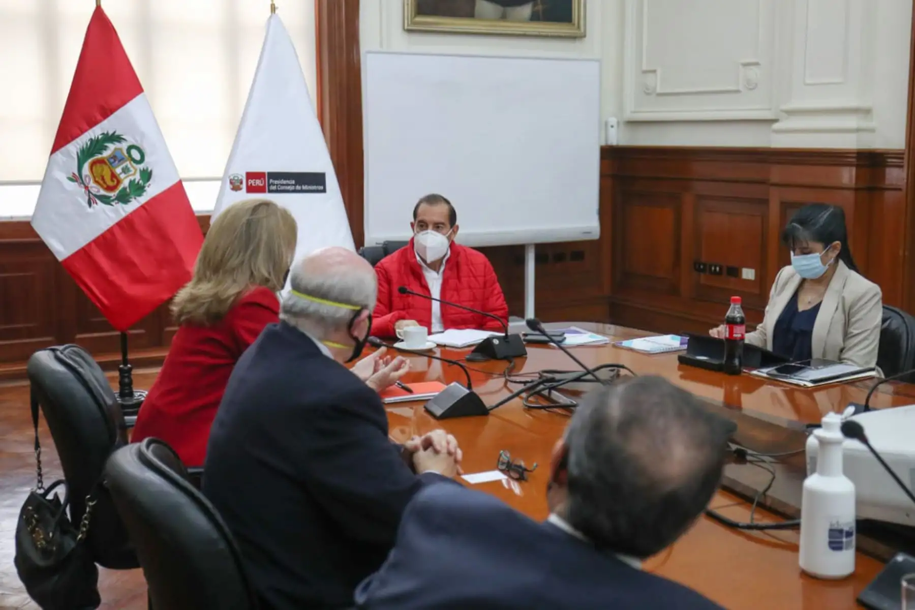 El presidente del Consejo de Ministros, Walter Martos sostuvo una reunión con la presidenta de la CONFIEP, María Isabel León y representantes de gremios empresariales con el fin de articular esfuerzos para la reactivación económica y la generación de empleo en el país, en el marco de la lucha contra la pandemia.
Foto: PCM