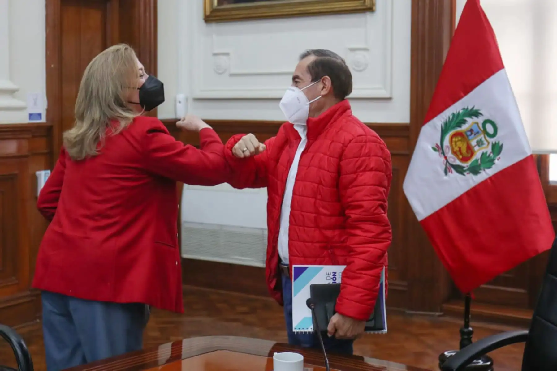 El presidente del Consejo de Ministros, Walter Martos sostuvo una reunión con la presidenta de la CONFIEP, María Isabel León y representantes de gremios empresariales con el fin de articular esfuerzos para la reactivación económica y la generación de empleo en el país, en el marco de la lucha contra la pandemia.
Foto: PCM