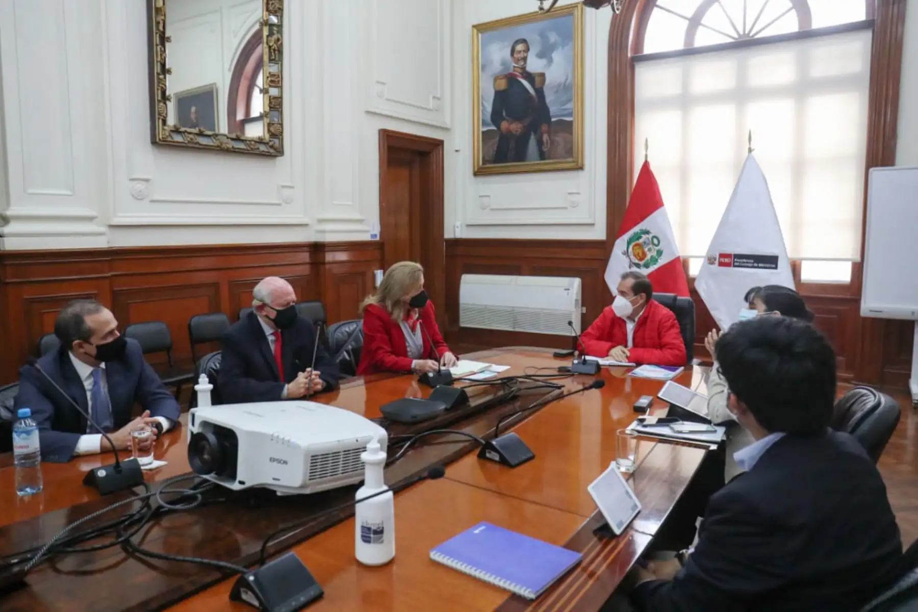 El presidente del Consejo de Ministros, Walter Martos sostuvo una reunión con la presidenta de la CONFIEP, María Isabel León y representantes de gremios empresariales con el fin de articular esfuerzos para la reactivación económica y la generación de empleo en el país, en el marco de la lucha contra la pandemia.
Foto: PCM