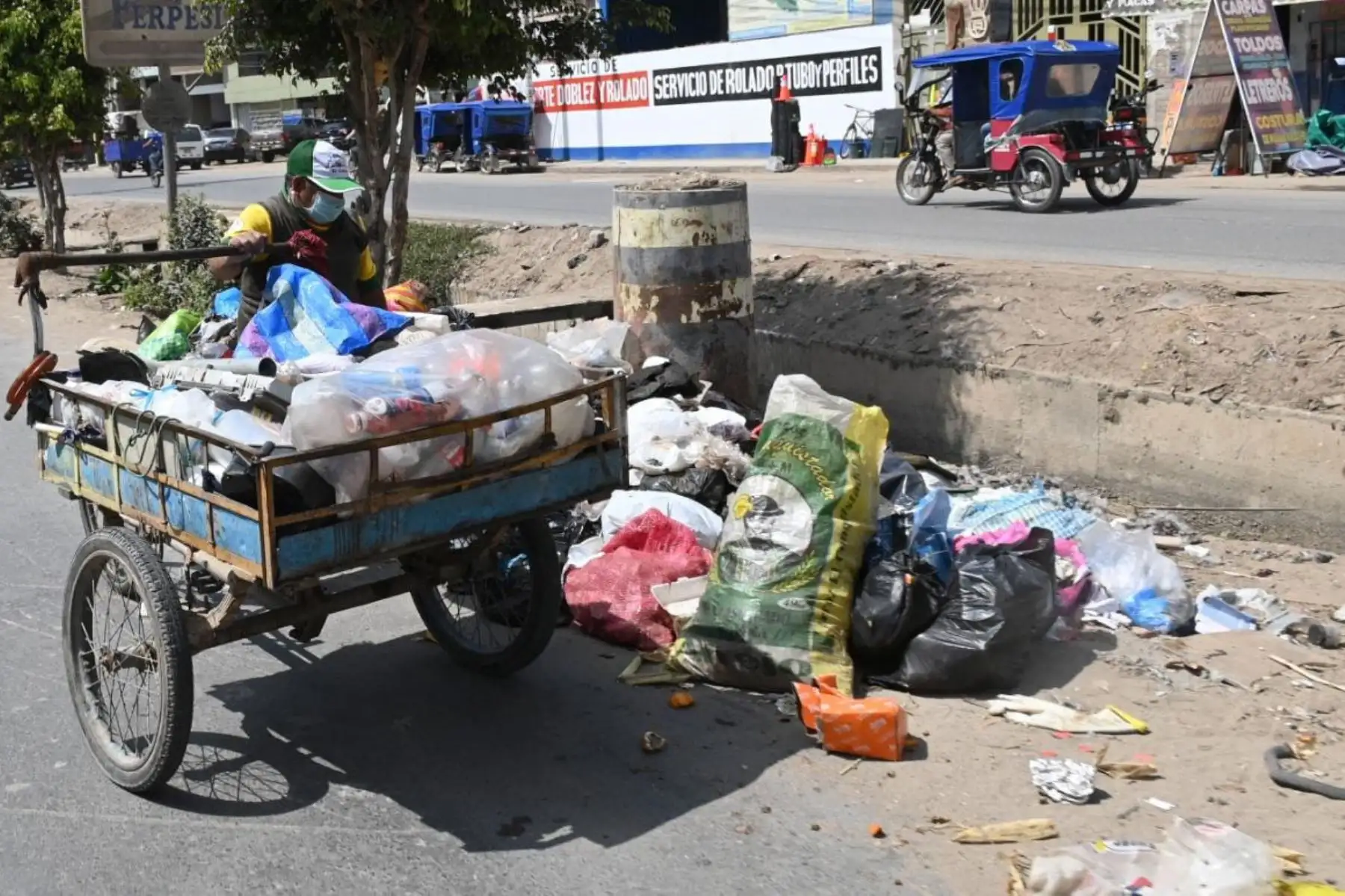 El gobierno regional de Lambayeque proporcionará maquinaria pesada para reforzar la limpieza de la ciudad de Chiclayo. Foto: ANDINA/Difusión