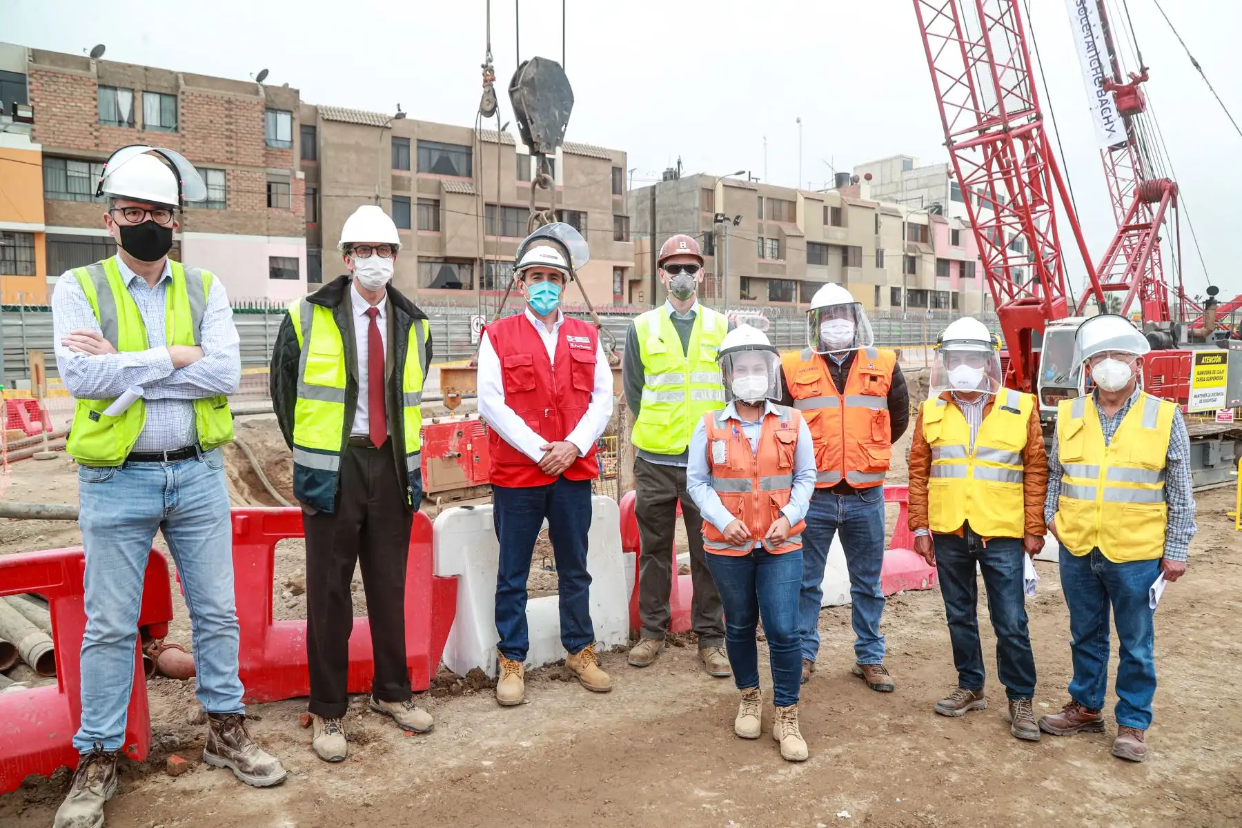 El ministro de Transportes y Comunicaciones, Carlos Estremadoyro supervisó el avance de las obras de la Estación Juan Pablo II de la Línea 2 del Metro de Lima en donde se realiza la construcción de la estructura perimetral.
Foto: MTC