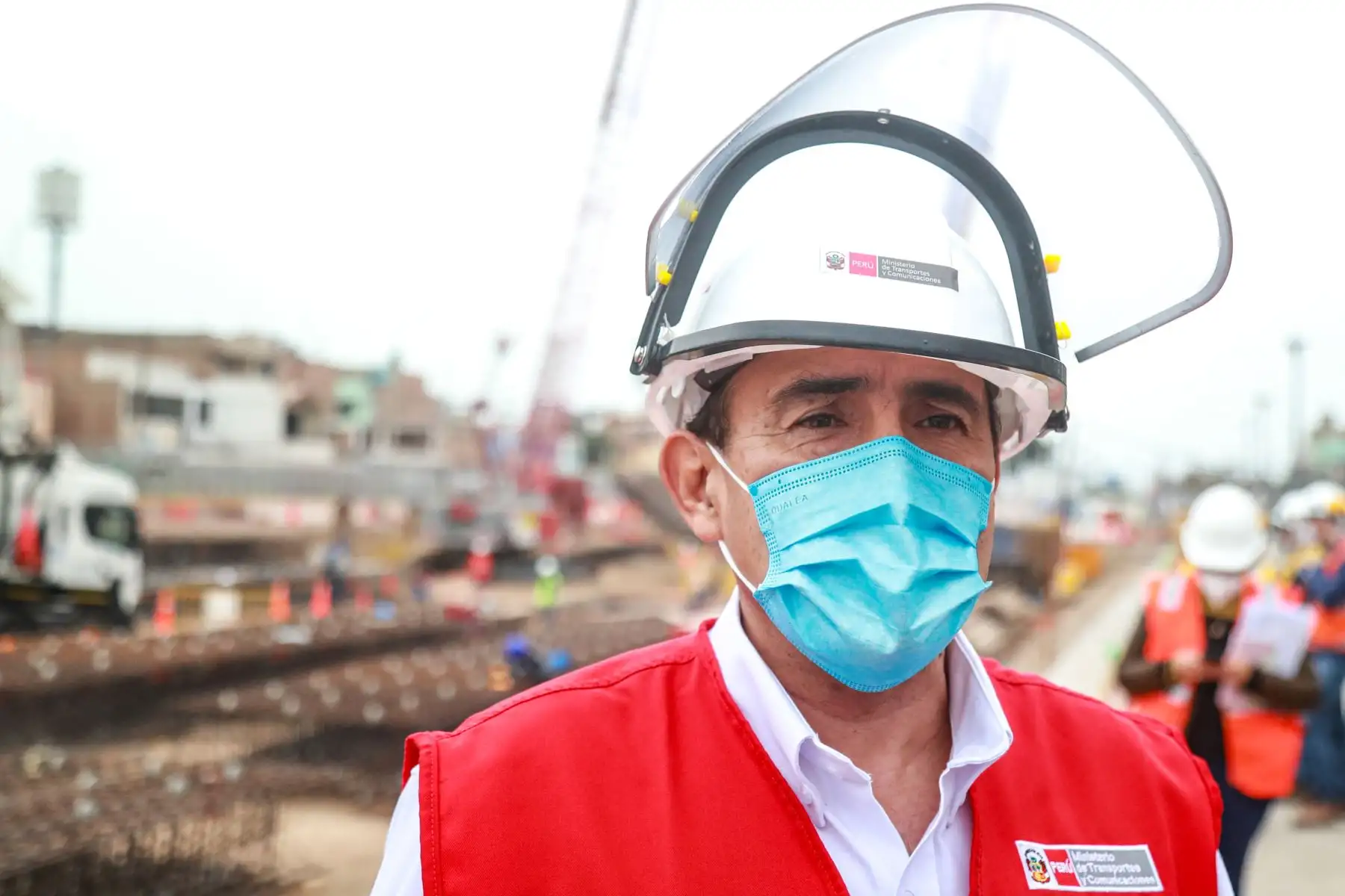 El ministro de Transportes y Comunicaciones, Carlos Estremadoyro supervisó el avance de las obras de la Estación Juan Pablo II de la Línea 2 del Metro de Lima en donde se realiza la construcción de la estructura perimetral.
Foto: MTC