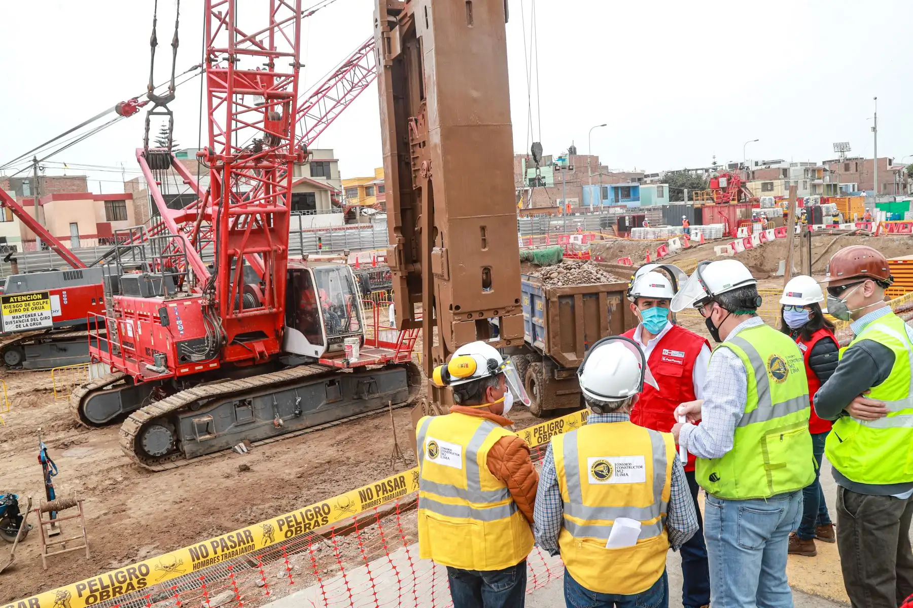 El ministro de Transportes y Comunicaciones, Carlos Estremadoyro supervisó el avance de las obras de la Estación Juan Pablo II de la Línea 2 del Metro de Lima en donde se realiza la construcción de la estructura perimetral.
Foto: MTC