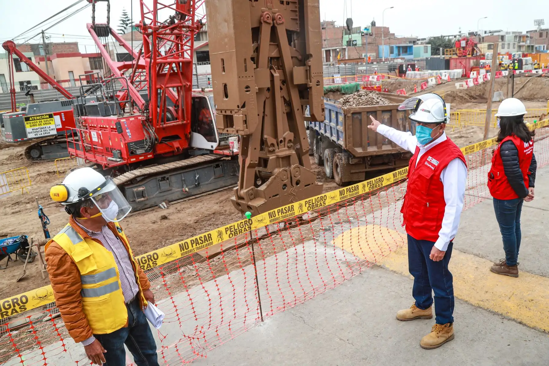 El ministro de Transportes y Comunicaciones, Carlos Estremadoyro supervisó el avance de las obras de la Estación Juan Pablo II de la Línea 2 del Metro de Lima en donde se realiza la construcción de la estructura perimetral.
Foto: MTC