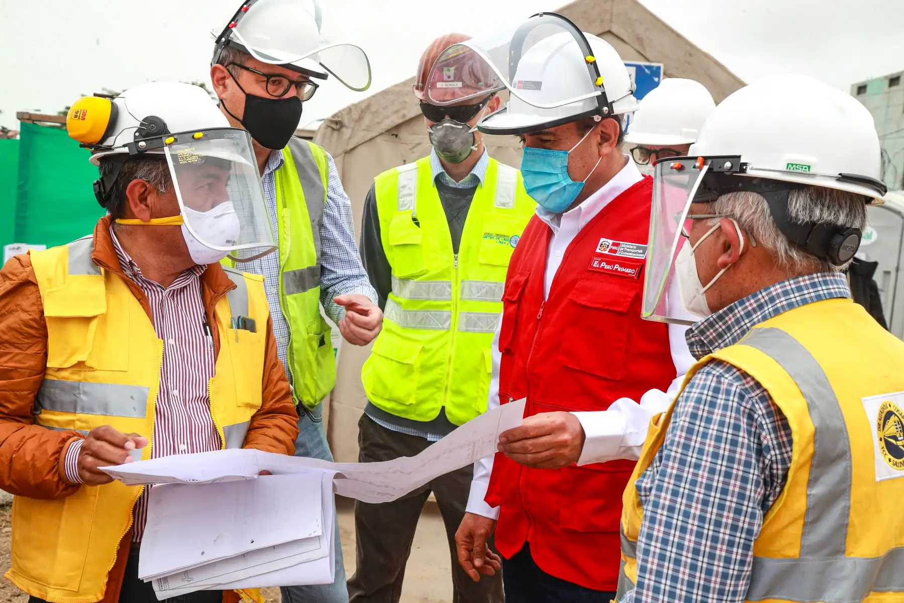 El ministro de Transportes y Comunicaciones, Carlos Estremadoyro supervisó el avance de las obras de la Estación Juan Pablo II de la Línea 2 del Metro de Lima en donde se realiza la construcción de la estructura perimetral.
Foto: MTC