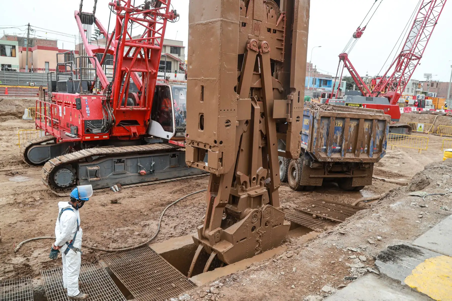 La estación se encuentra actualmente en la fase de construcción de la estructura perimetral o caja de la estación. Posteriormente se realizarán los accesos y salidas de emergencia que permitirán el paso de los trenes.
Foto: MTC
