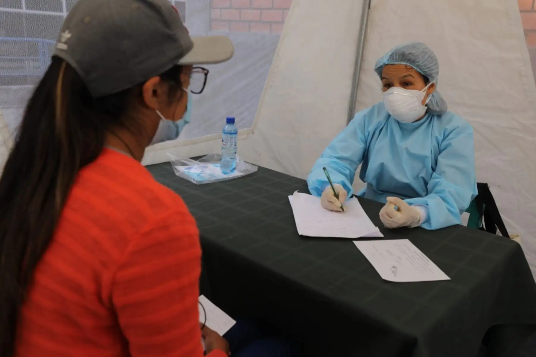 En coordinación con las FFAA y el personal médico de la Diresa Huancavelica se realizó en la plaza de Armas de Churcampa, la “Operación Tayta”, una campaña de salud, a favor de la población de Churcampa, respetando todos los protocolos de bioseguridad.
Foto:ANDINA/Ministerio de la Producción.