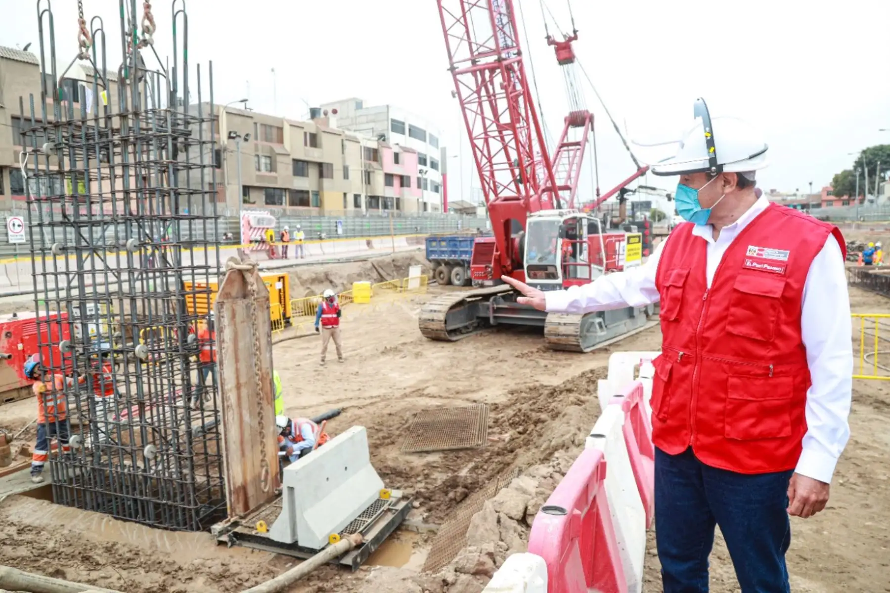 MInistro de Transportes y Comunicaciones, Carlos Estremadoyro, inspecciona obras de la Línea 2 del Metro de Lima. Foto: Cortesía.