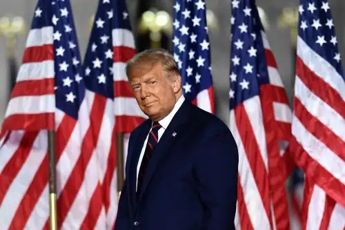 El presidente de los Estados Unidos, Donald Trump, llega para pronunciar su discurso de aceptación a la nominación del Partido Republicano para la reelección durante el último día de la Convención Nacional Republicana en el Jardín Sur de la Casa Blanca en Washington, DC. Foto: AFP
