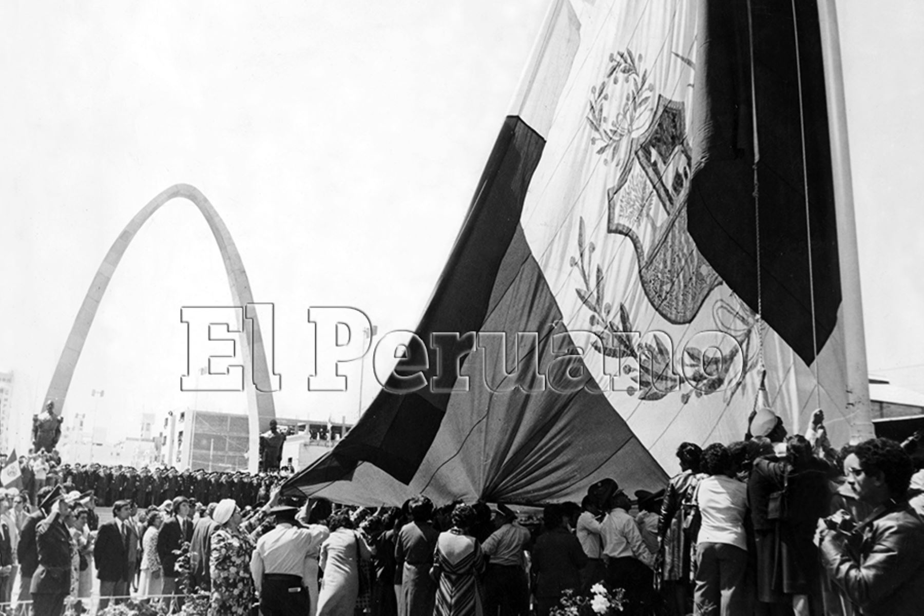 Tacna - 28 agosto 1977 / Izamiento de la Bandera Nacional en actos celebratorios del 48° aniversario de la reincorporación de Tacna a la Patria. 
Foto: Archivo Histórico de El Peruano