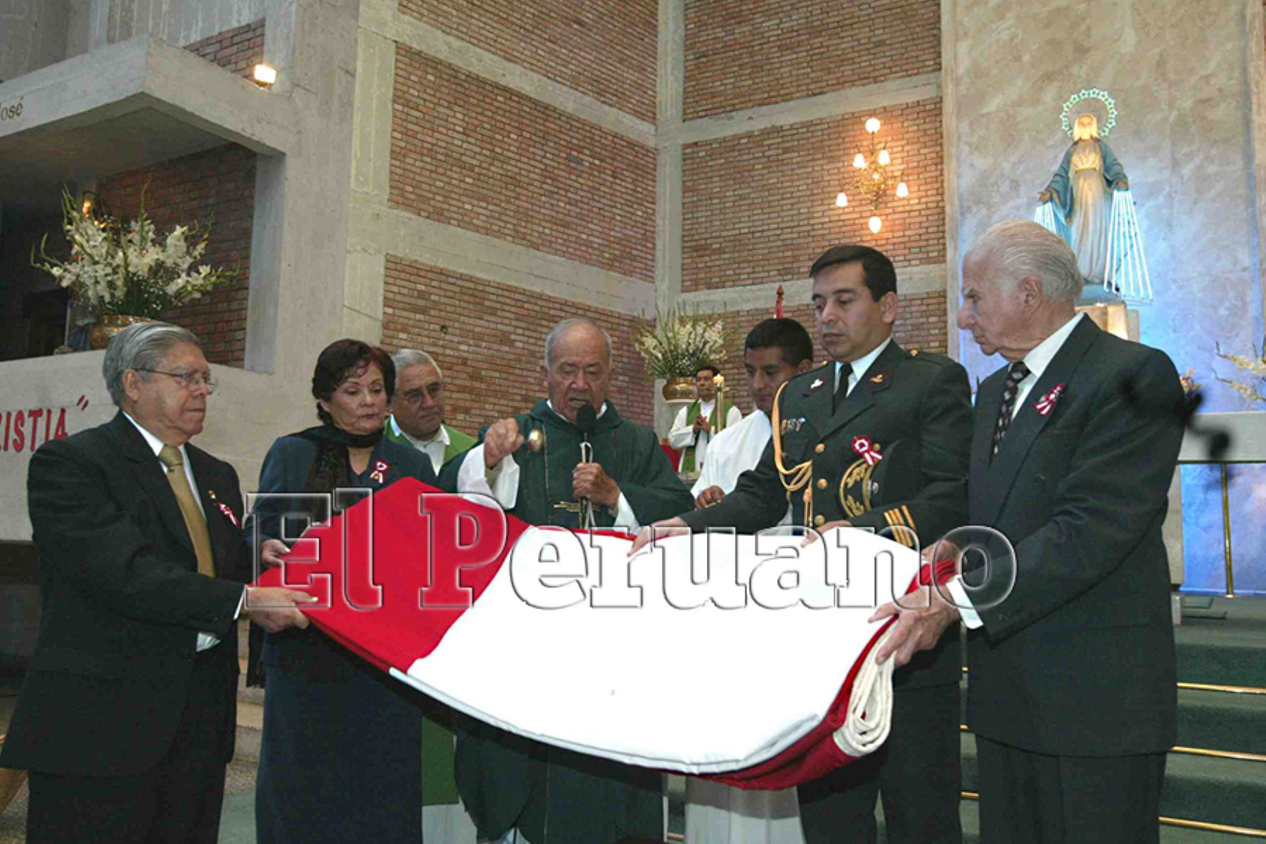 Lima – 28 agosto 2005 / En ceremonia religiosa, sacerdote bendice la Bandera bicolor, en el marco de la celebración del 76° aniversario de la reincorporación de Tacna al Perú. 
Foto: El Peruano / Víctor Palomino