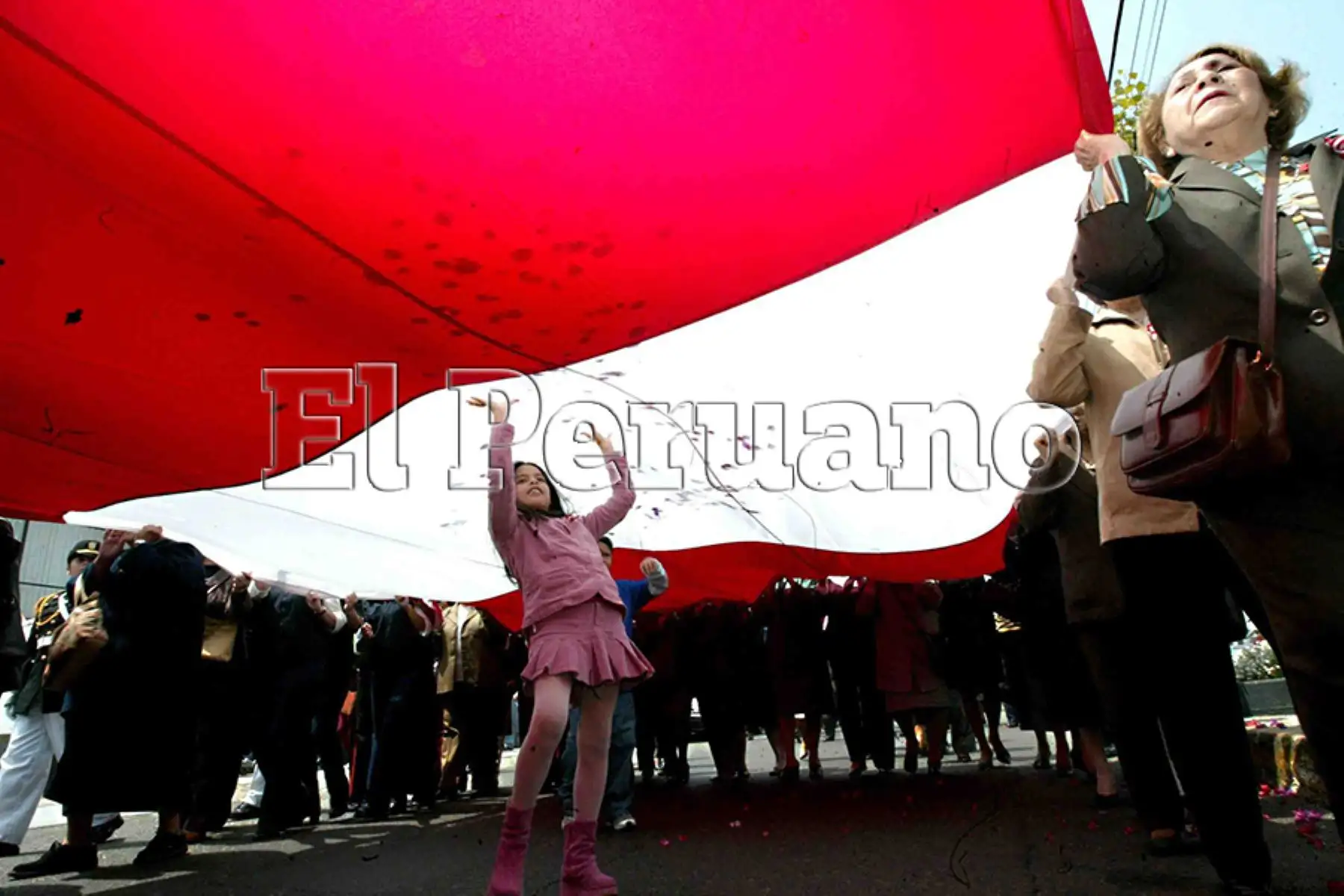 Lima – 28 agosto 2005 / Actos celebratorios por el 76° aniversario de la reincorporación de Tacna a la Patria, organizado por los integrantes del Club Departamental de Tacna en Lima. 
Foto: El Peruano / Víctor Palomino