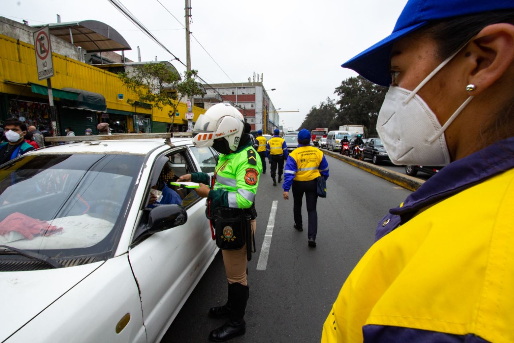 Lima: multan a más de 130 vehículos por violar normas de tránsito en el Cercado. Foto: ANDINA/difusión.