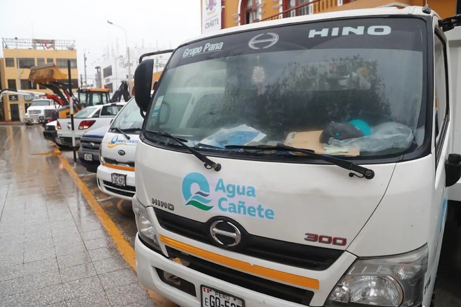 Ministro de Vivienda, Carlos Lozada; el director ejecutivo de Otass, Oscar Pastor; y el alcalde de Cañete participan en la entrega de equipos adquiridos a la empresa municipal de agua potable y alcantarillado de Cañete. Foto: MVCS