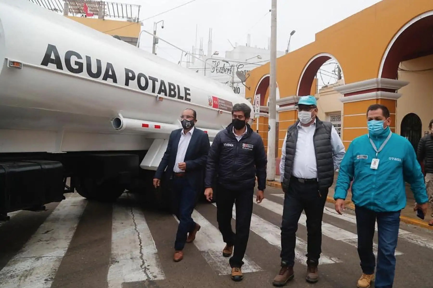 Ministro de Vivienda, Carlos Lozada; el director ejecutivo de Otass, Oscar Pastor; y el alcalde de Cañete participan en la entrega de equipos adquiridos a la empresa municipal de agua potable y alcantarillado de Cañete. Foto: MVCS